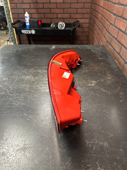 2015-2019 LINCOLN MKC REAR RIGHT PASSENGER SIDE TAIL LIGHT TAIL LAMP OEM