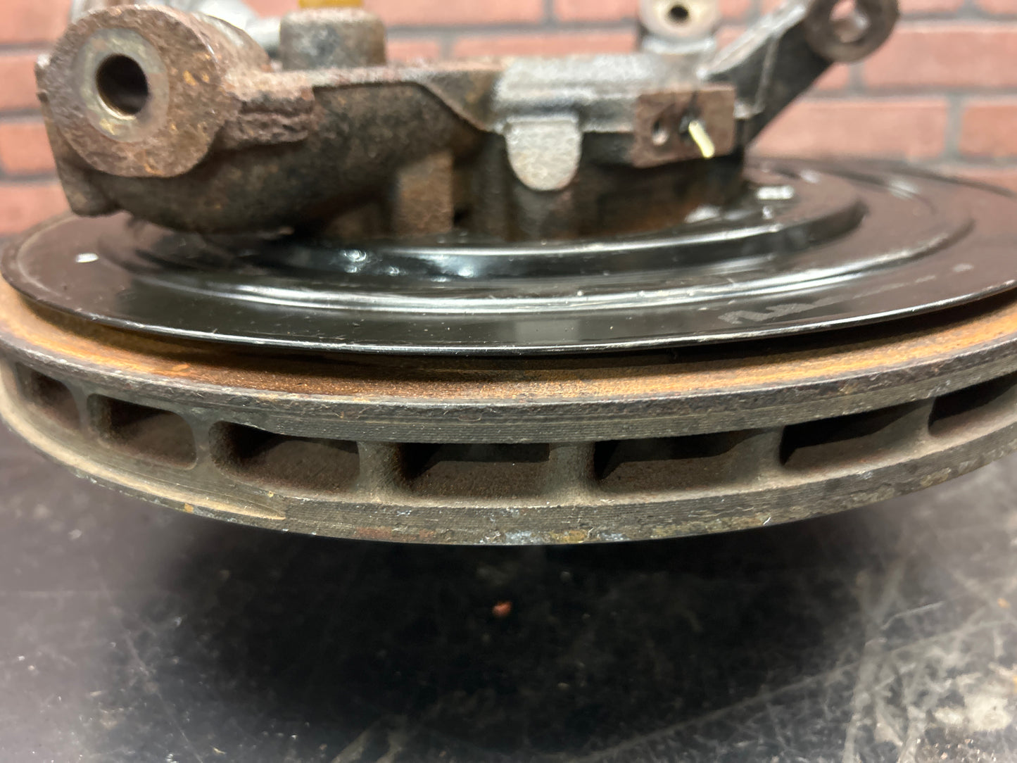 2012-2015 JEEP GRAND CHEROKEE WK REAR RIGHT SPINDLE KNUCKLE & HUB OEM 04877112AB