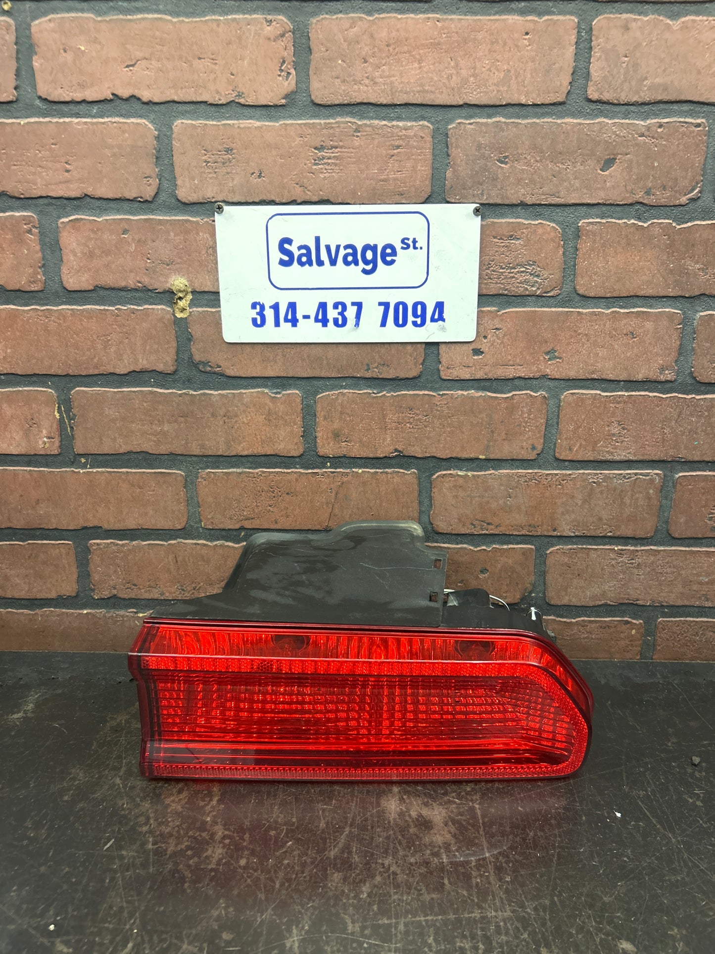 2008-2014 DODGE CHALLENGER SRT8 PASSENGER RIGHT SIDE TAILLIGHT LAMP OEM