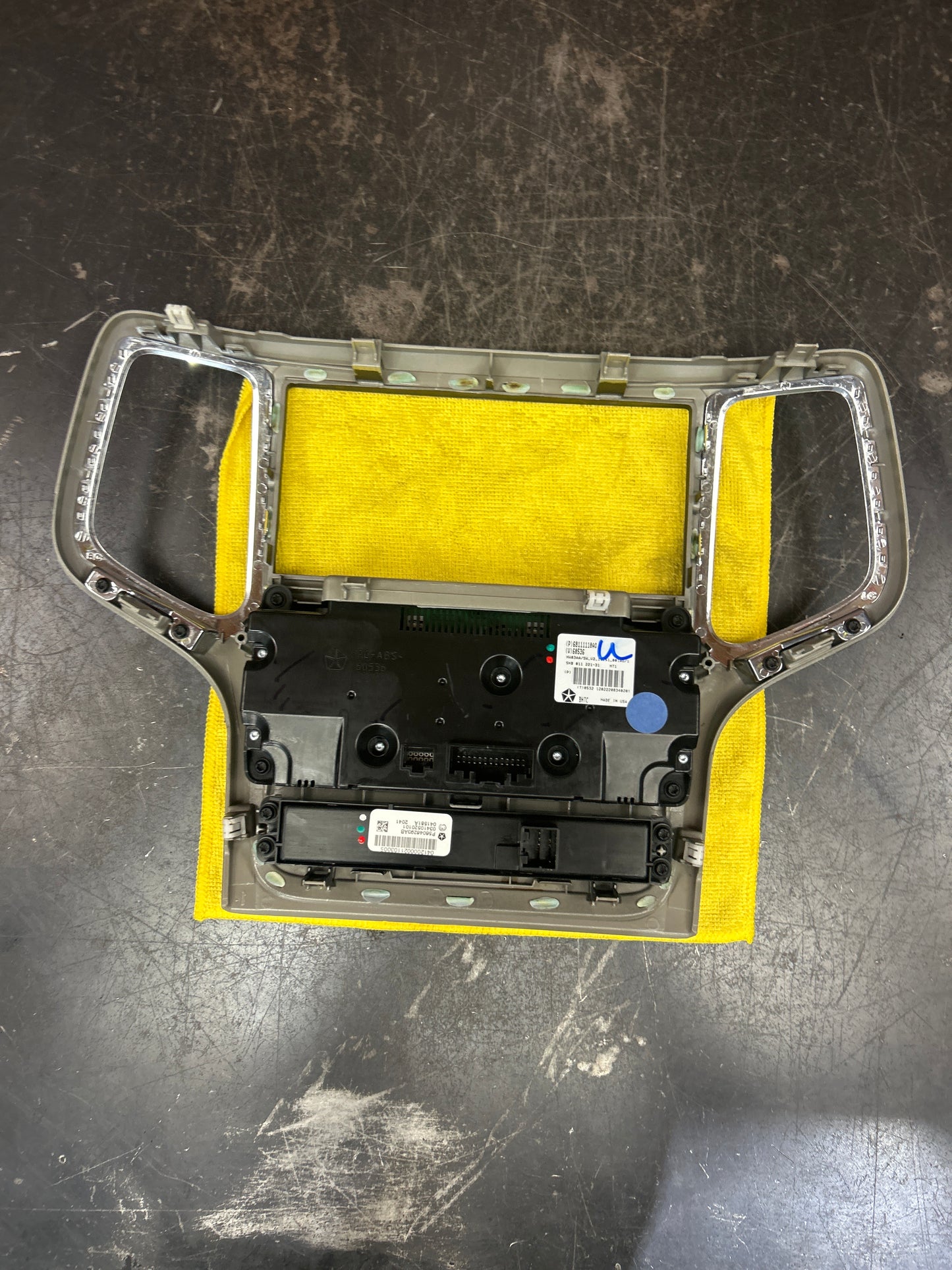 2011-2013 Jeep Grand Cherokee Center Dash Bezel Digital Climate Control OEM