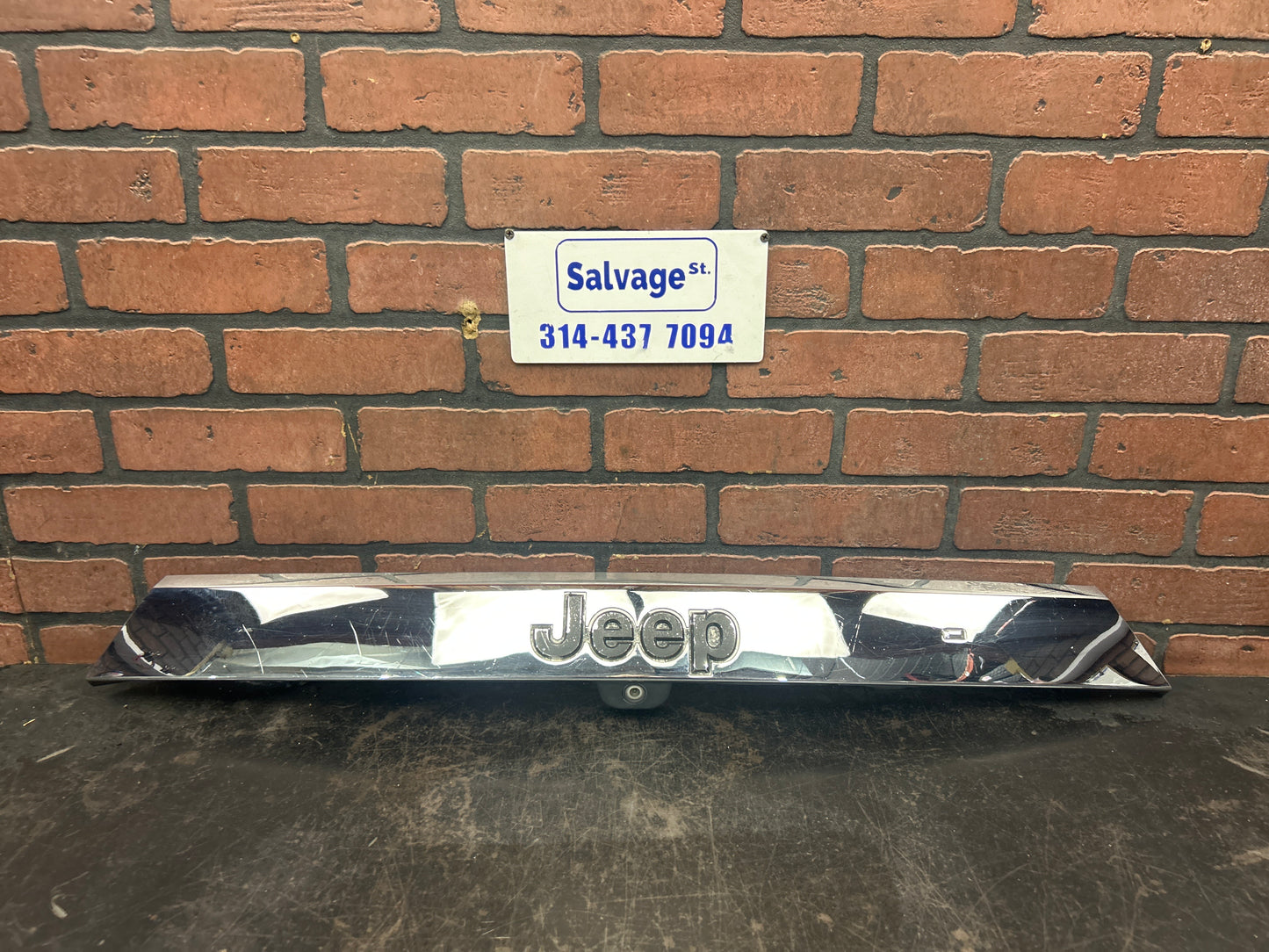 2011-2013 Jeep Grand Cherokee SRT8 Liftgate Garnish Molding Trim W/ Camera OEM