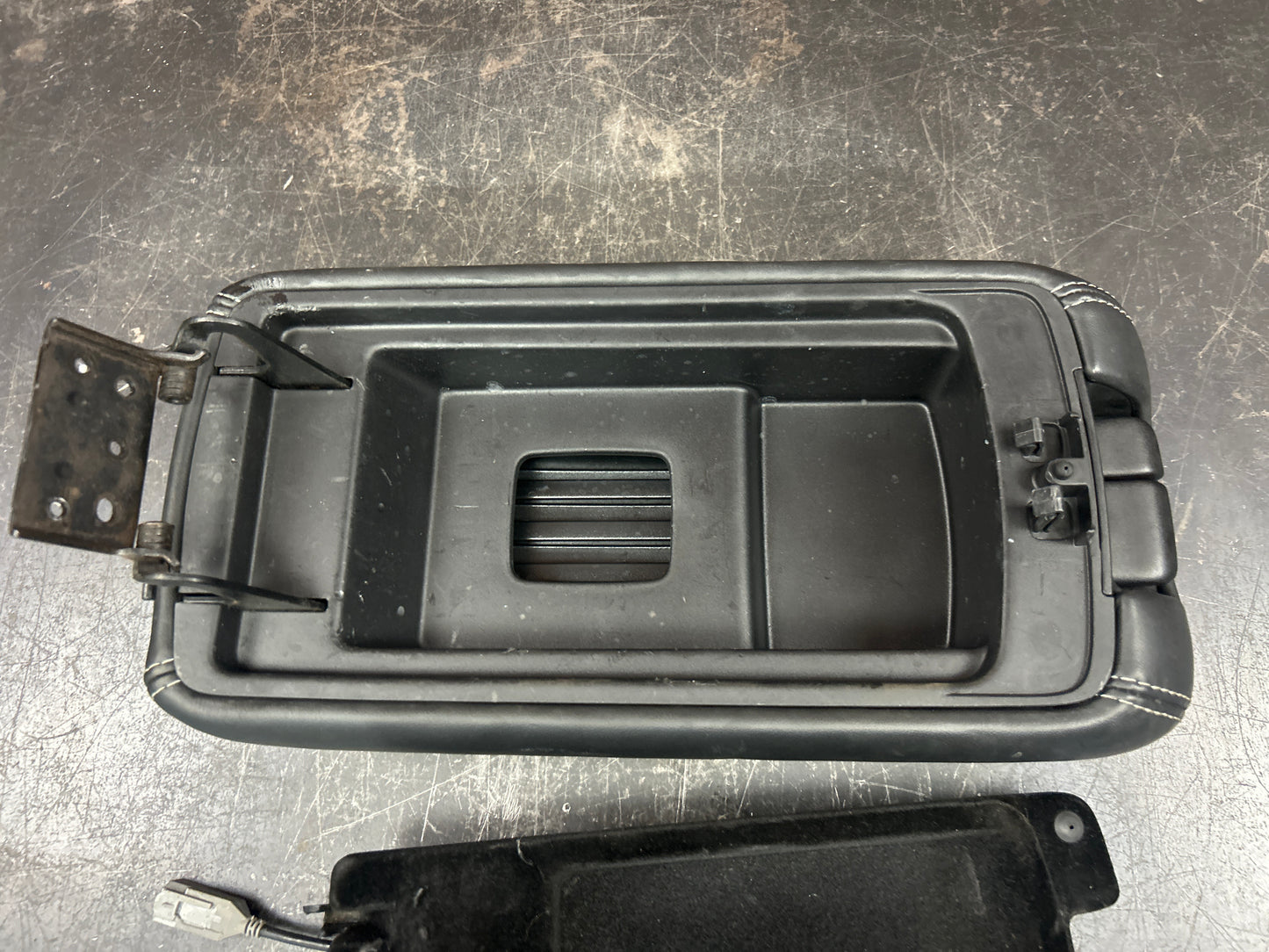 2011-2021 Jeep Grand Cherokee SRT8 Center Console Lid Top Arm Rest Armrest Black