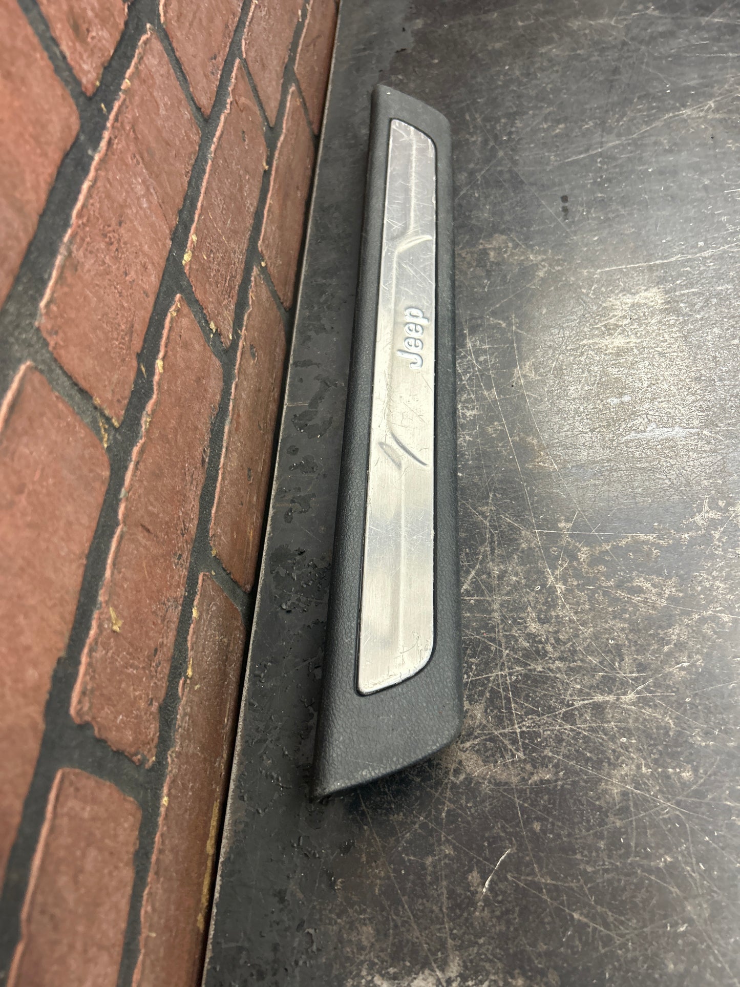 2011-2021 JEEP GRAND CHEROKEE SRT8 SCUFF DOOR SILL PANEL PLATE TRIM OEM