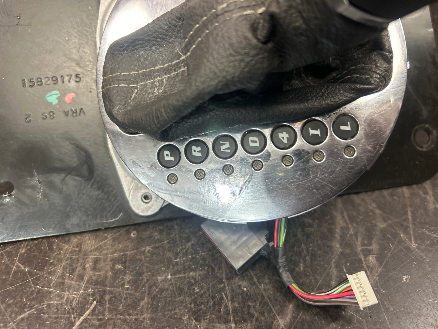 06-09 Pontiac Solstice GXP Automatic Trans Gear Selector Shifter Plate GM OEM