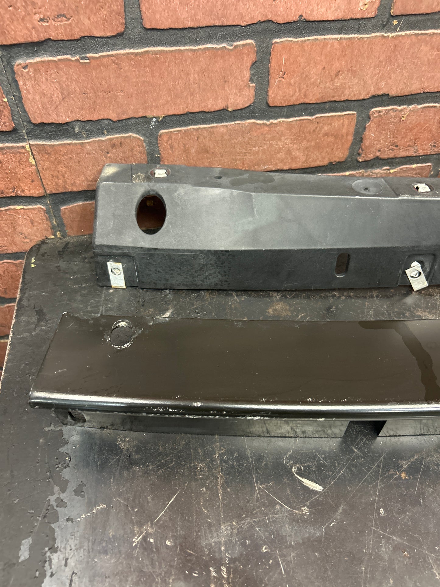 2006-2009 PONTIAC SOLSTICE FRONT BUMPER GRILLE CENTER SUPPORT OEM GM 15854865