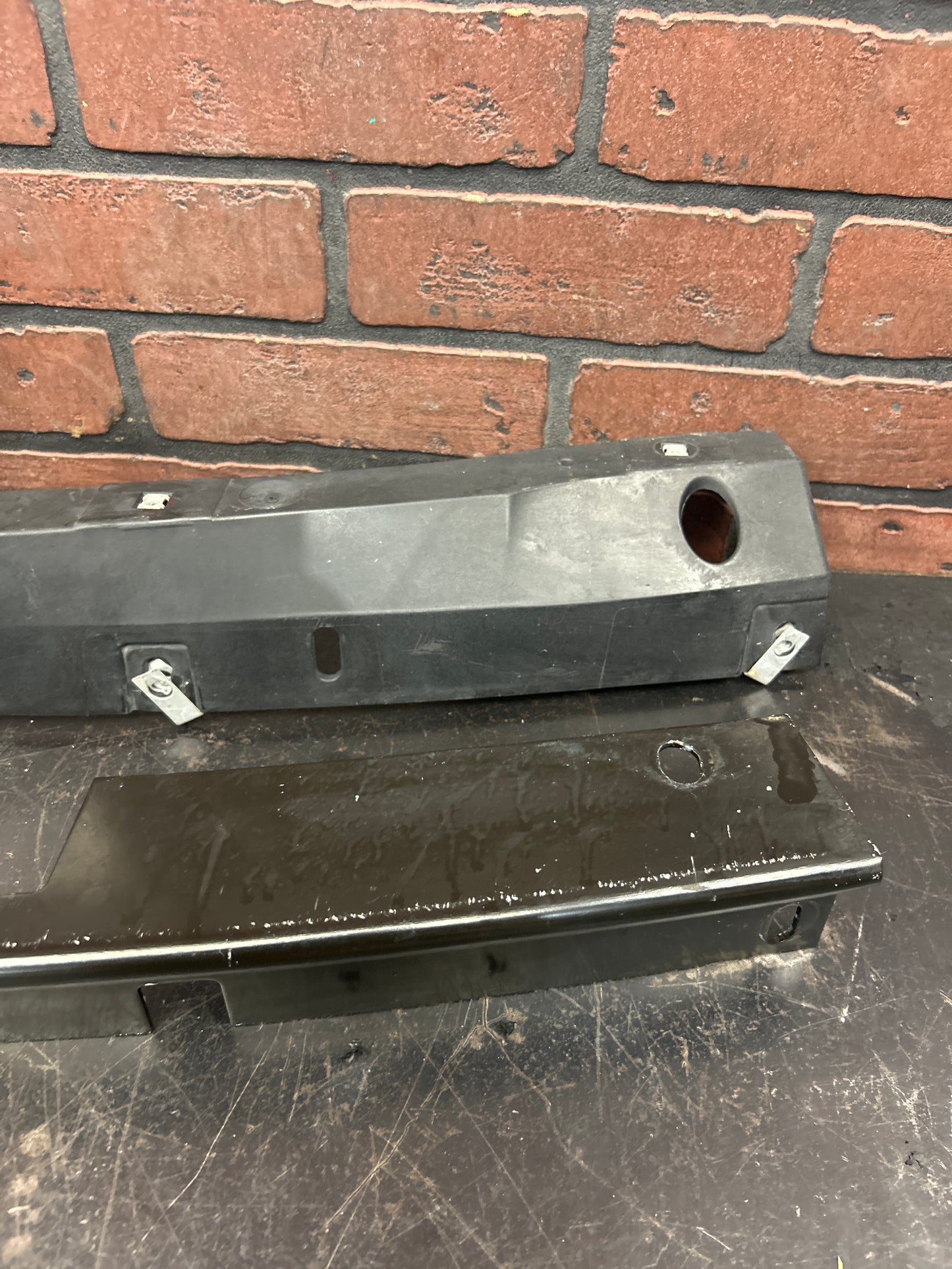 2006-2009 PONTIAC SOLSTICE FRONT BUMPER GRILLE CENTER SUPPORT OEM GM 15854865