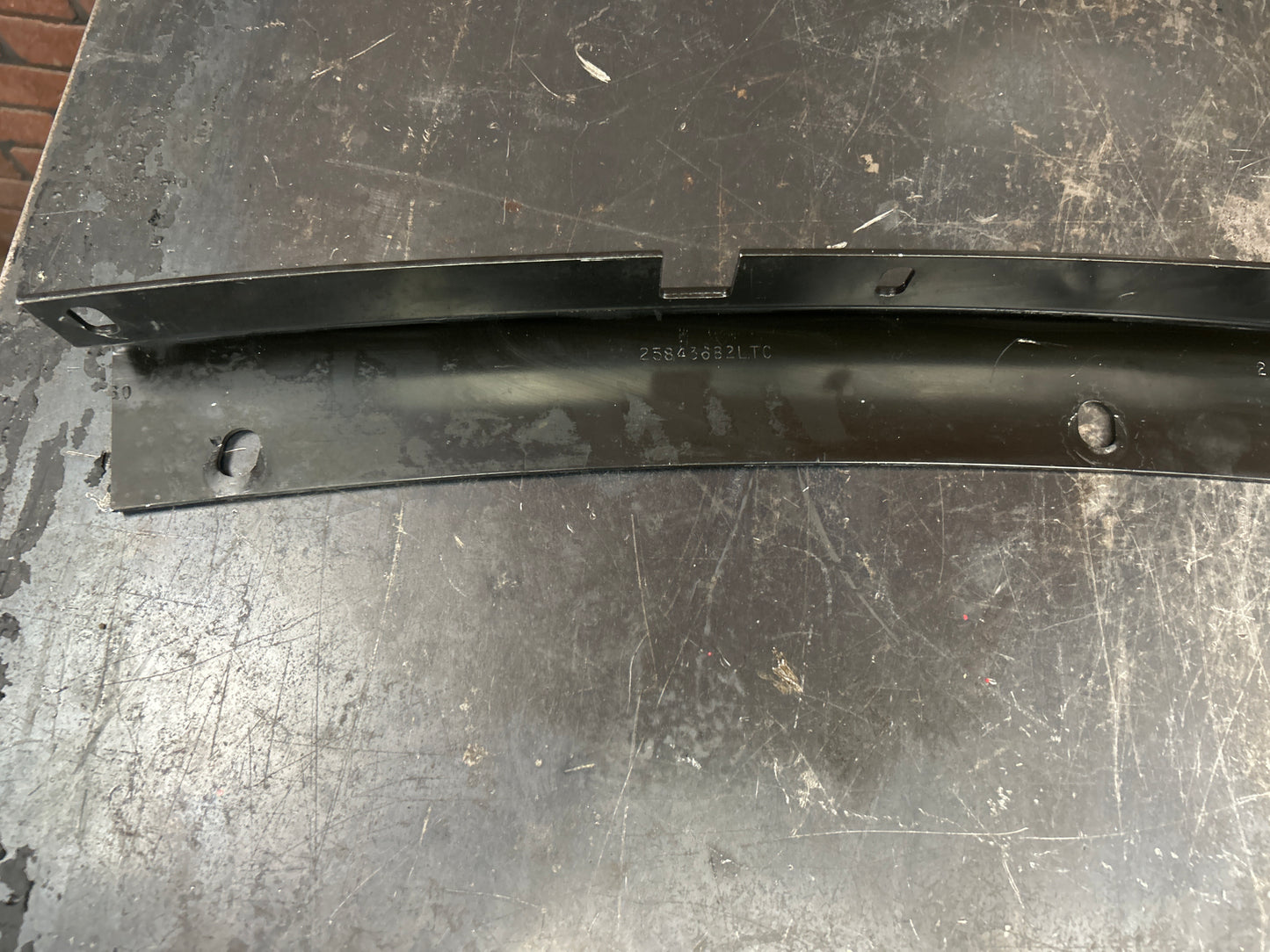 2006-2009 PONTIAC SOLSTICE FRONT BUMPER GRILLE CENTER SUPPORT OEM GM 15854865