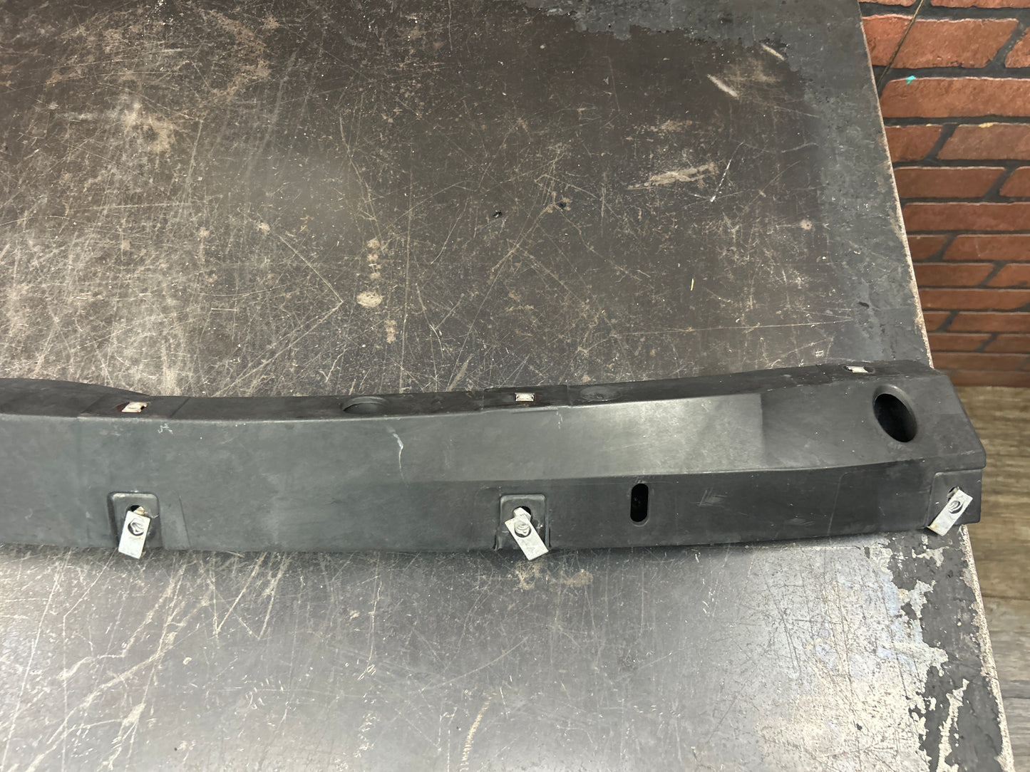 2006-2009 PONTIAC SOLSTICE FRONT BUMPER GRILLE CENTER SUPPORT OEM GM 15854865