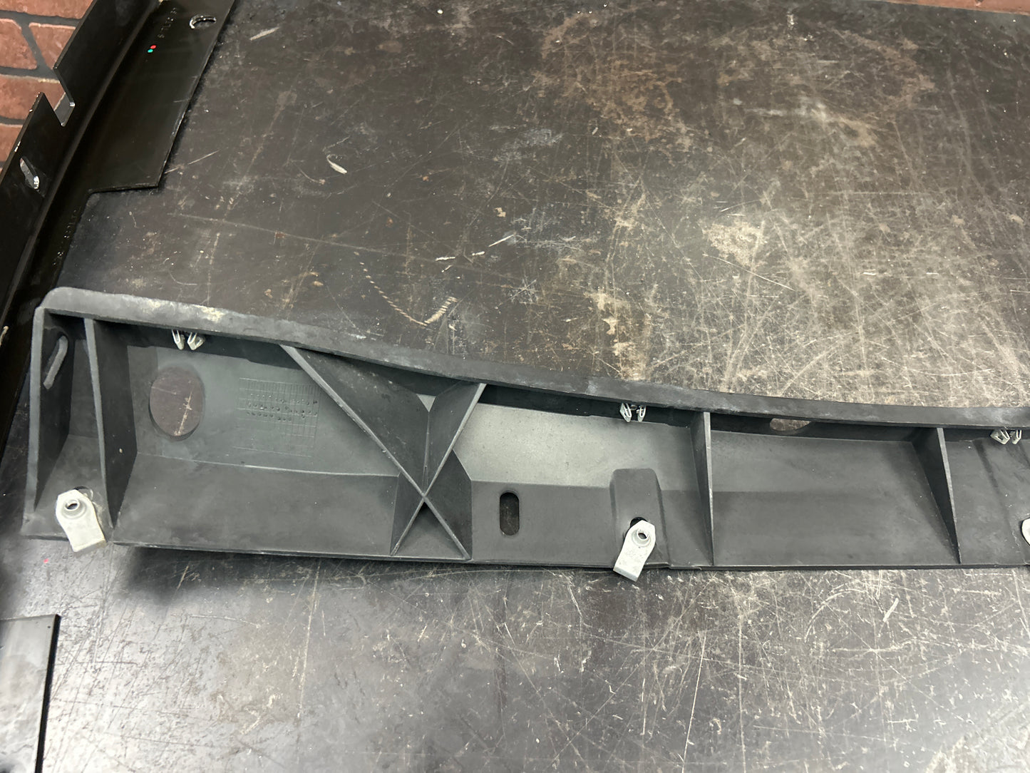 2006-2009 PONTIAC SOLSTICE FRONT BUMPER GRILLE CENTER SUPPORT OEM GM 15854865