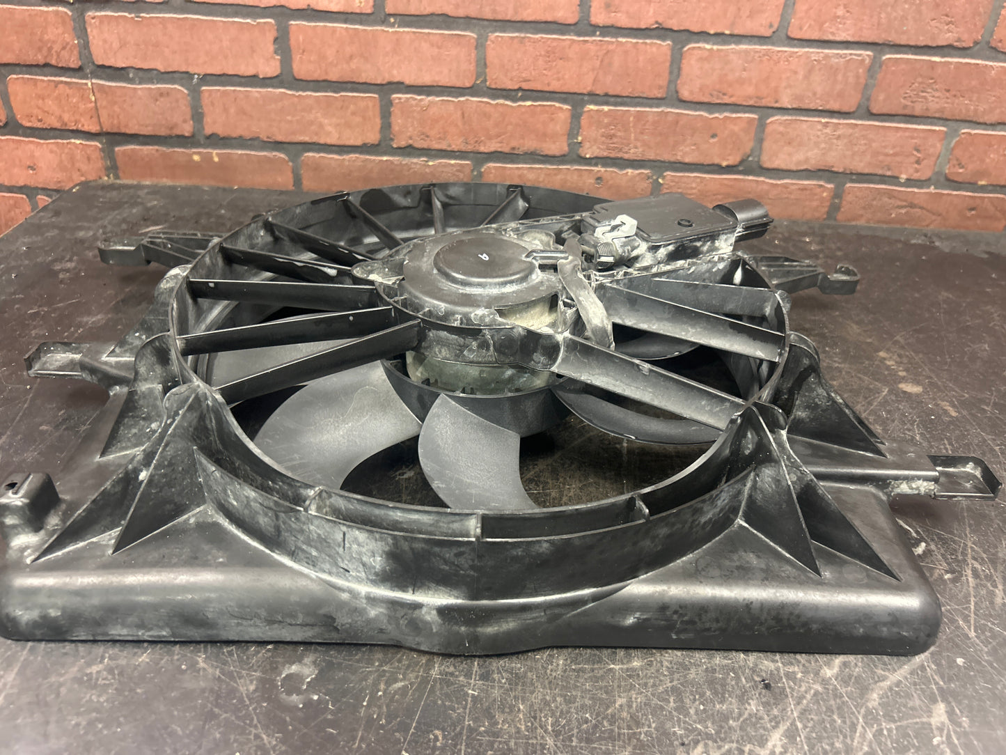 2006-2010 Pontiac Solstice/Saturn Sky Radiator Fan Motor Shroud Assembly OEM