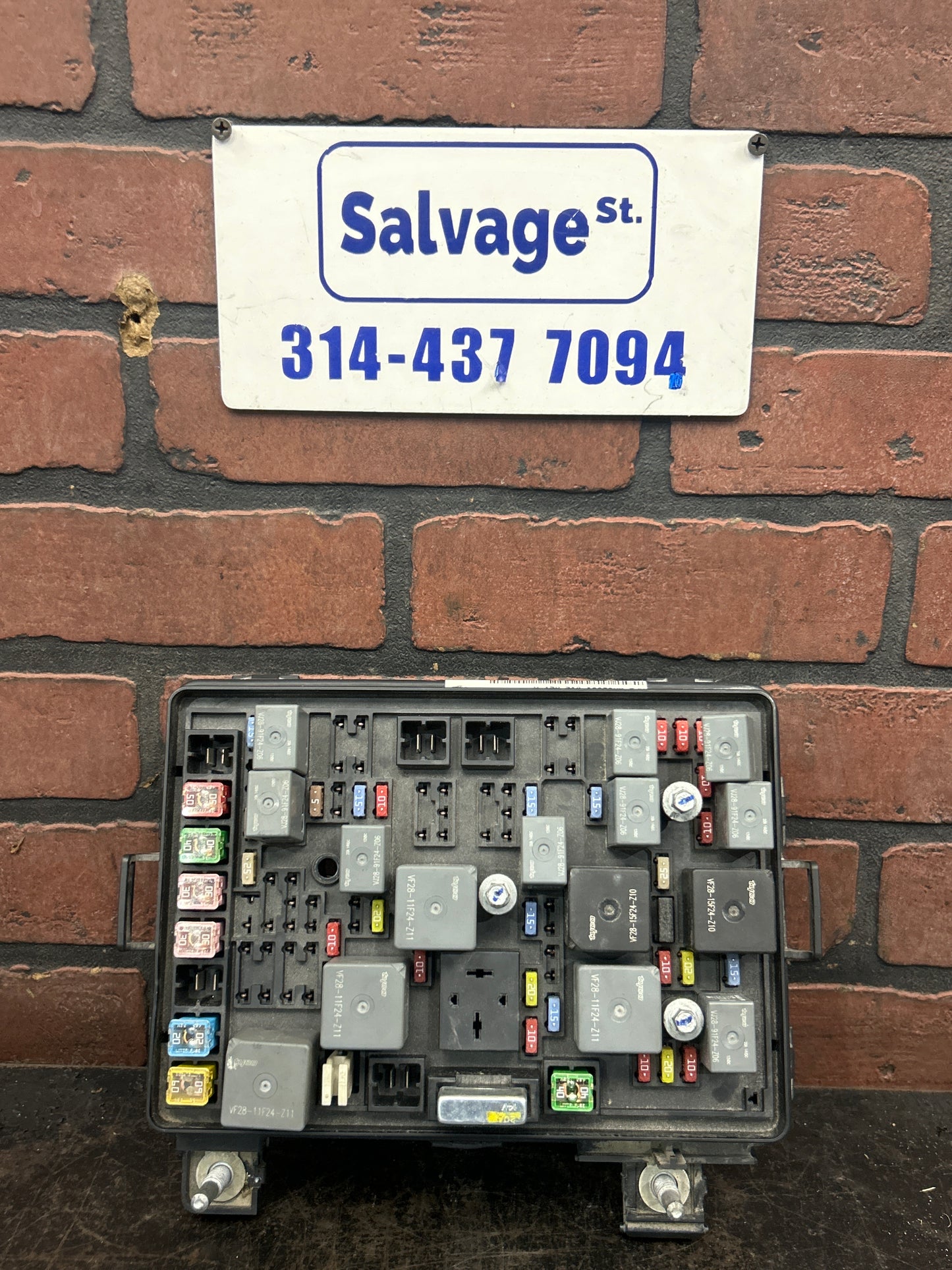 2007-2009 Pontiac Solstice / Saturn Sky Engine Fuse Relay Junction Box Block OEM