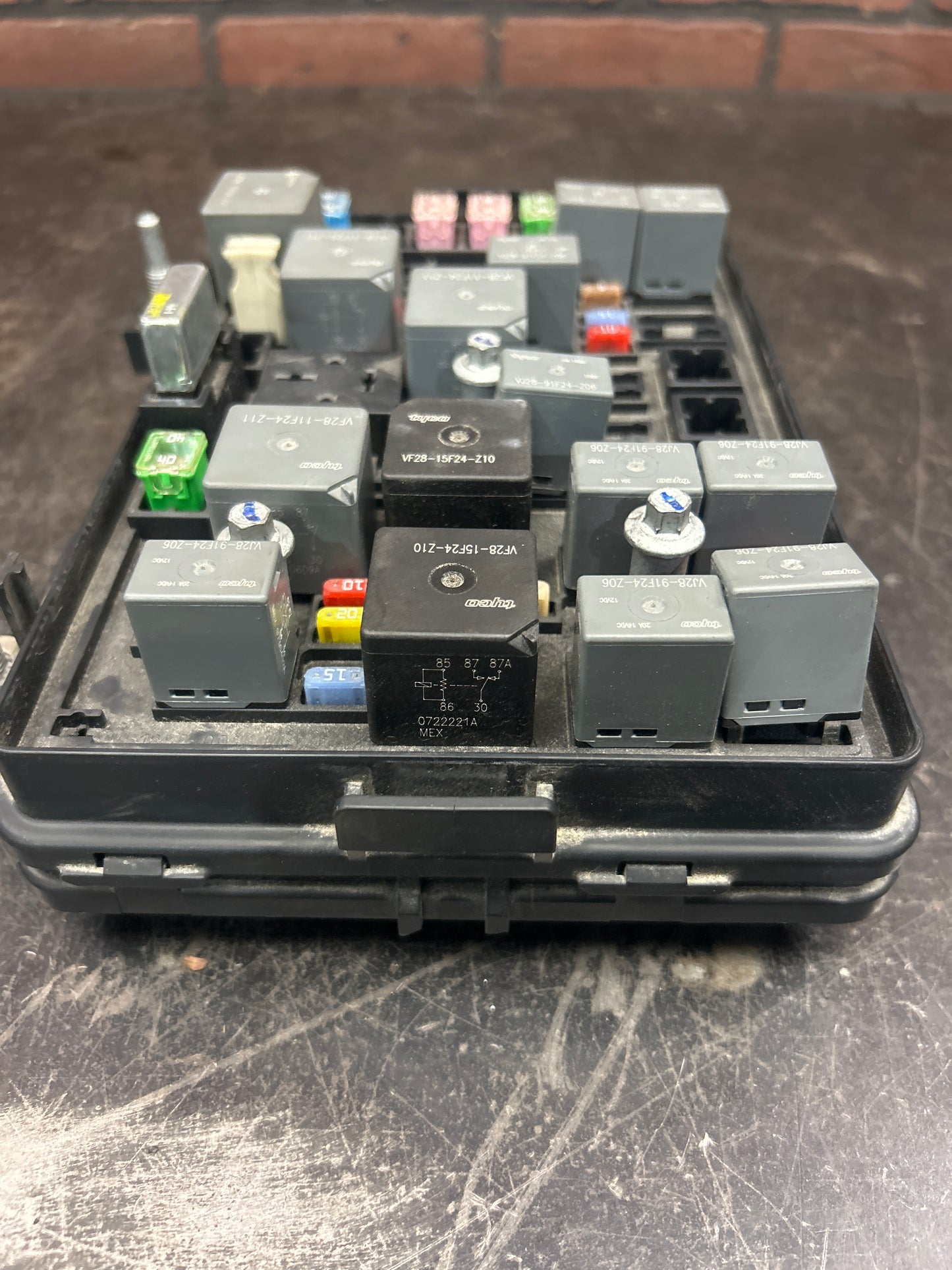2007-2009 Pontiac Solstice / Saturn Sky Engine Fuse Relay Junction Box Block OEM