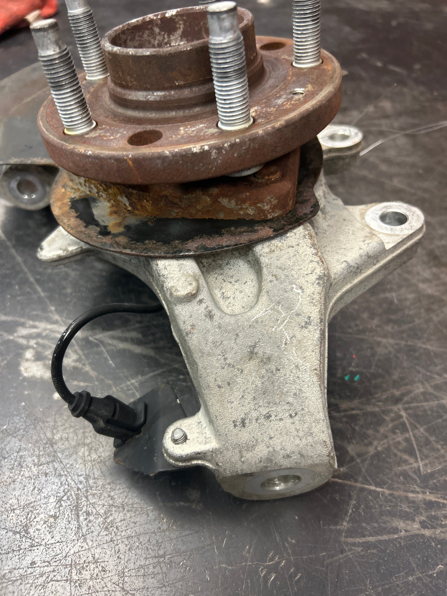2006-2010 PONTIAC SOLSTICE/SATURN SKY REAR LEFT SPINDLE KNUCKLE WHEEL HUB OEM