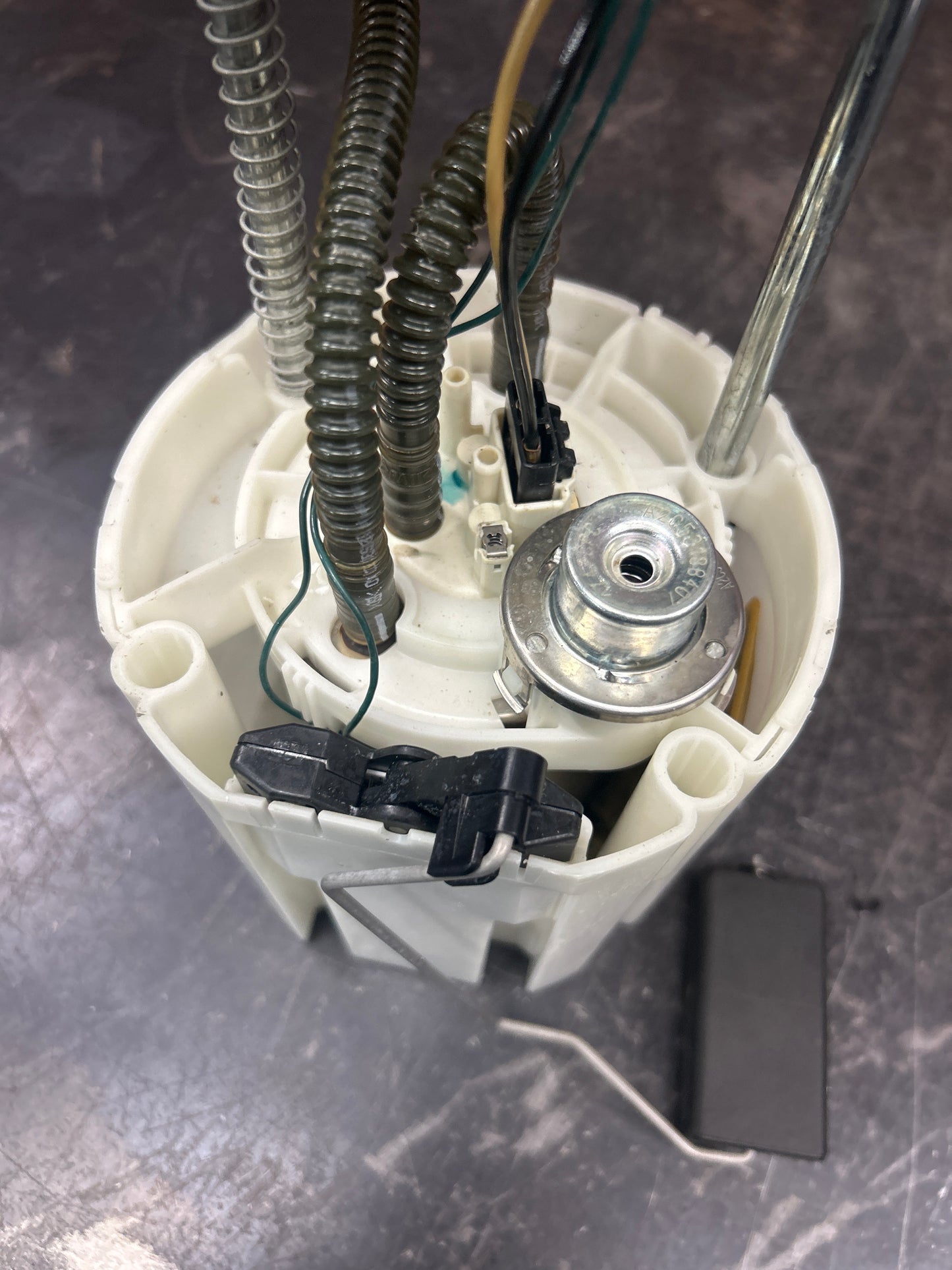 2008-2010 Saturn Sky Pontiac Solstice 2.0l Fuel Pump Assembly OEM 15868349