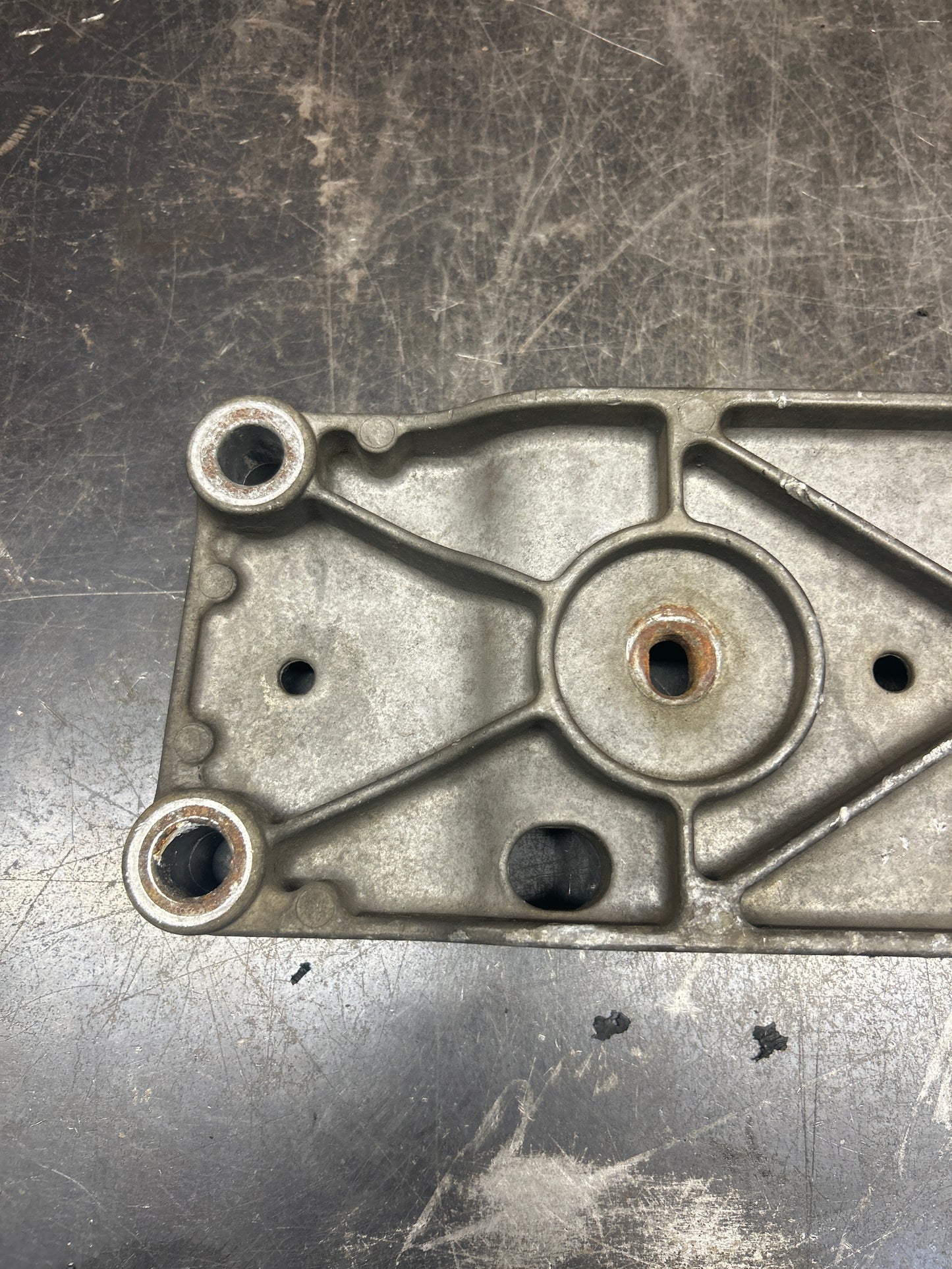 09-23 DODGE CHALLENGER SRT MANUAL TRANSMISSION CROSS MEMBER BRACKET