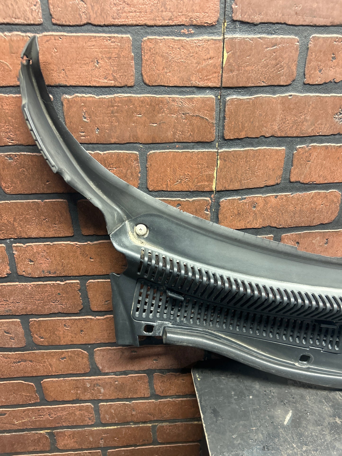 08-23 CHALLENGER SRT8 OEM EXTERIOR WINDSHIELD WIPER COWL TRIM PANEL 05028757AD