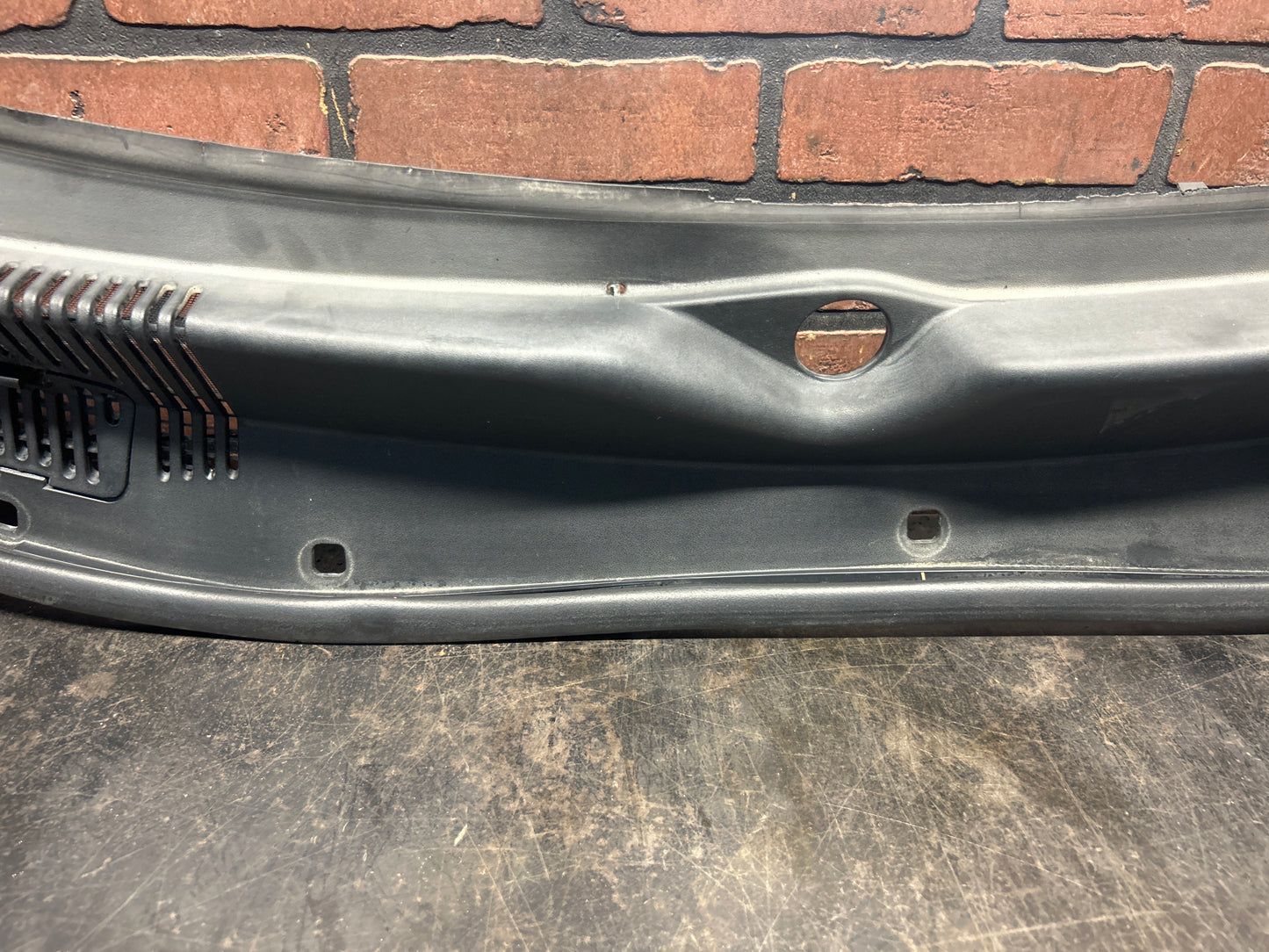 08-23 CHALLENGER SRT8 OEM EXTERIOR WINDSHIELD WIPER COWL TRIM PANEL 05028757AD