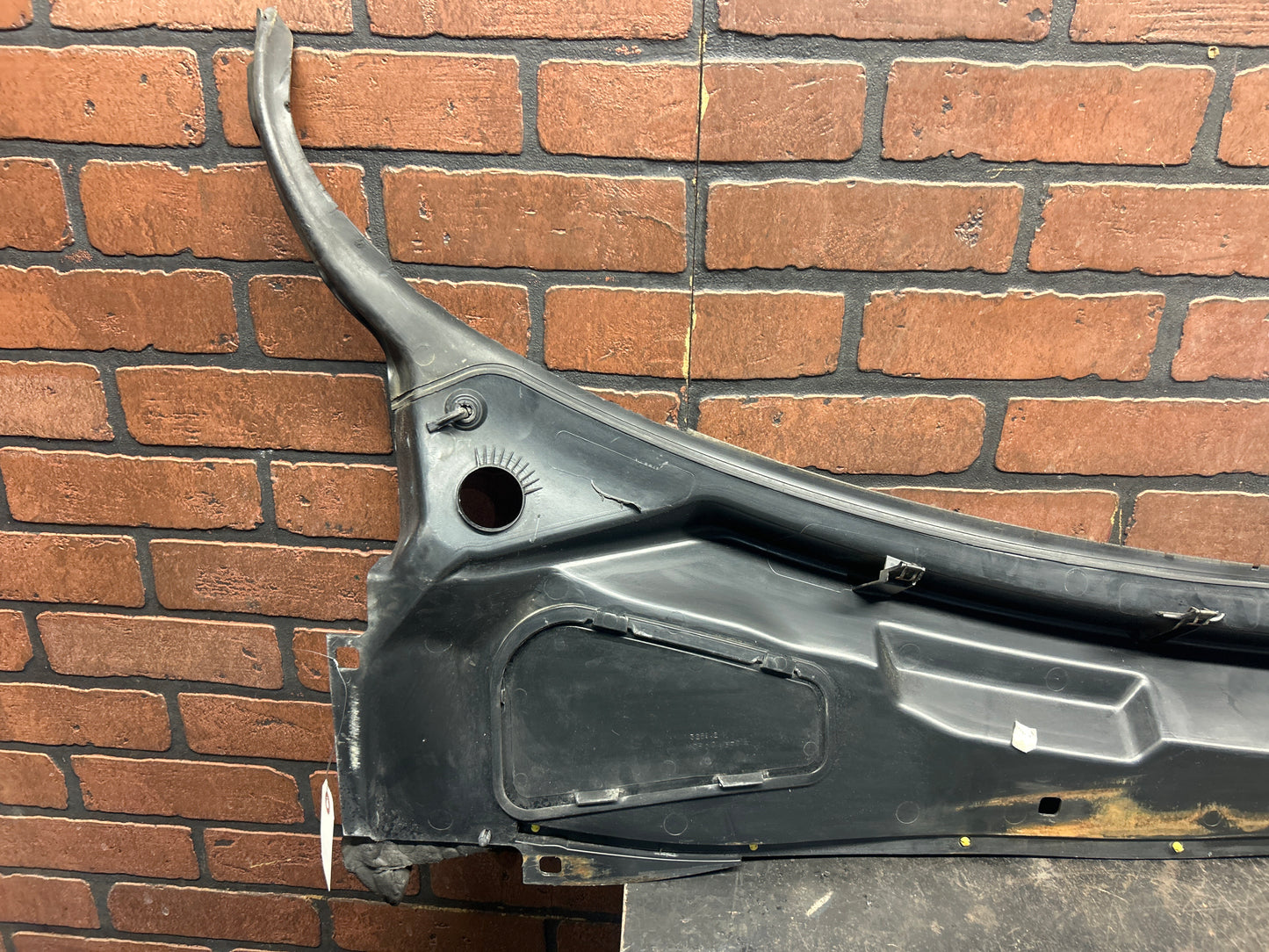 08-23 CHALLENGER SRT8 OEM EXTERIOR WINDSHIELD WIPER COWL TRIM PANEL 05028757AD