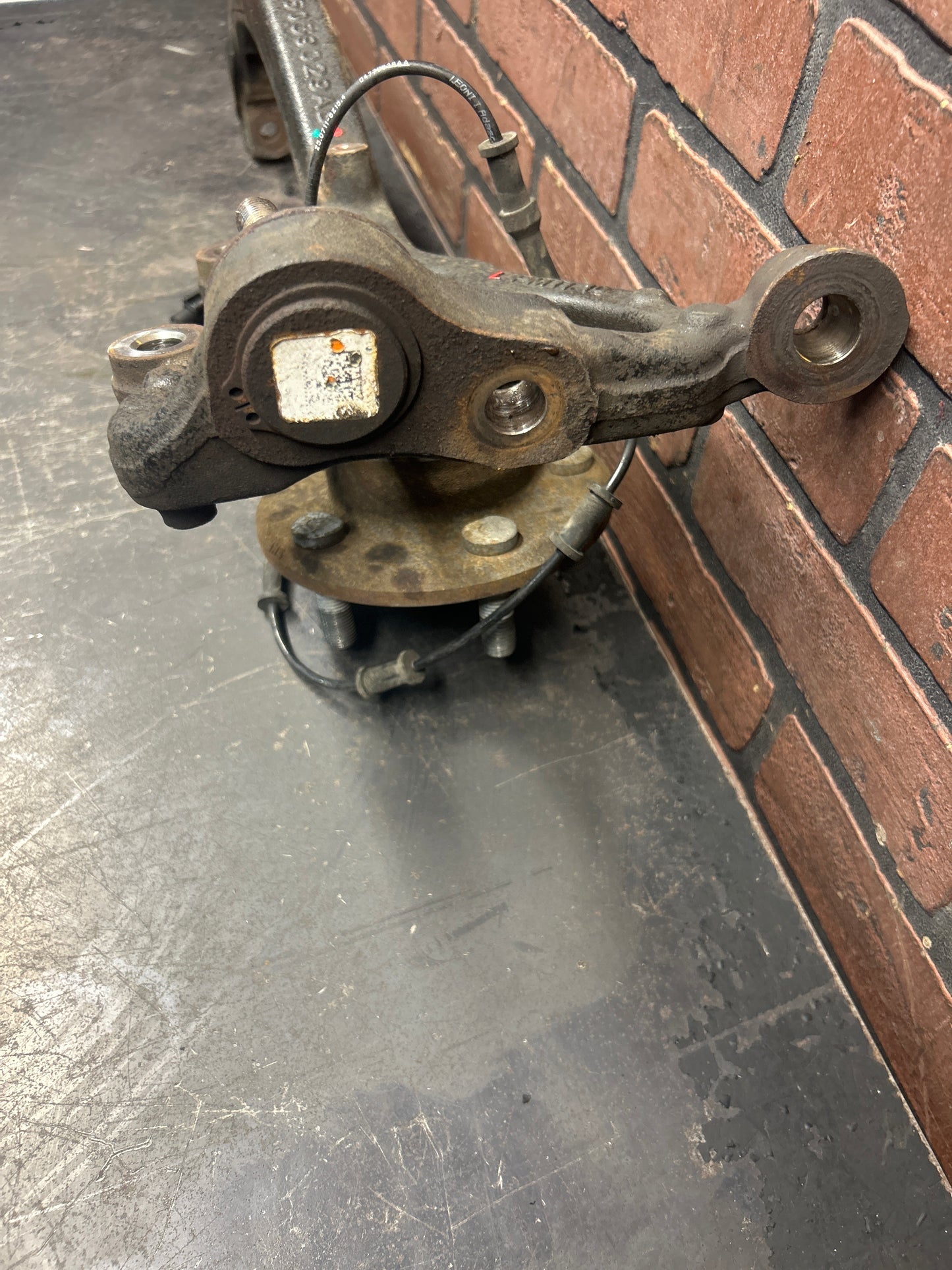 2008 - 2014 DODGE CHALLENGER SRT8 OEM FRONT LEFT SUSPENSION SPINDLE KNUCKLE HUB
