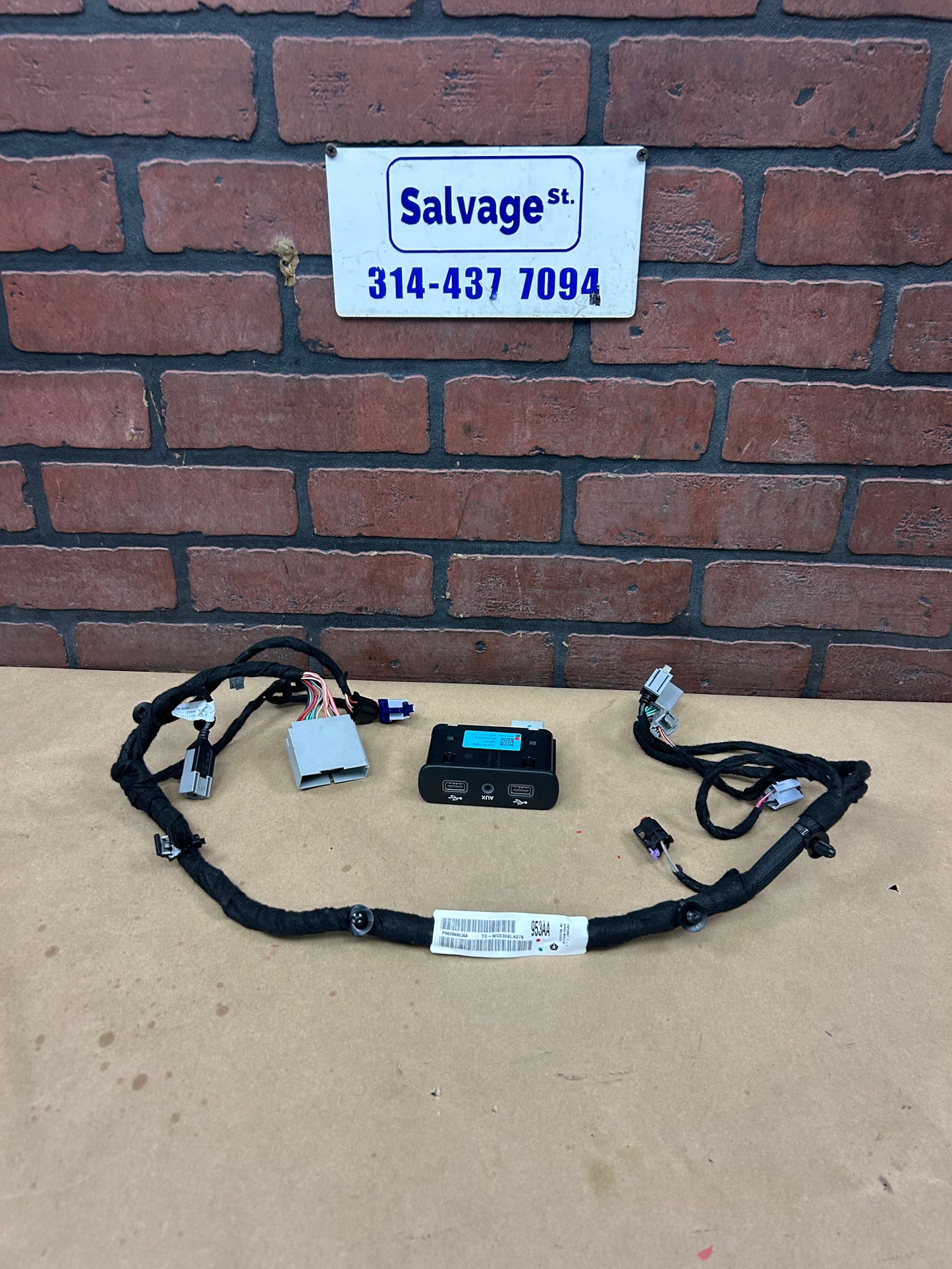 16-18 CHALLENGER MANUAL TRANS CENTER CONSOLE CARPLAY MEDIA HUB USB WIRE HARNESS