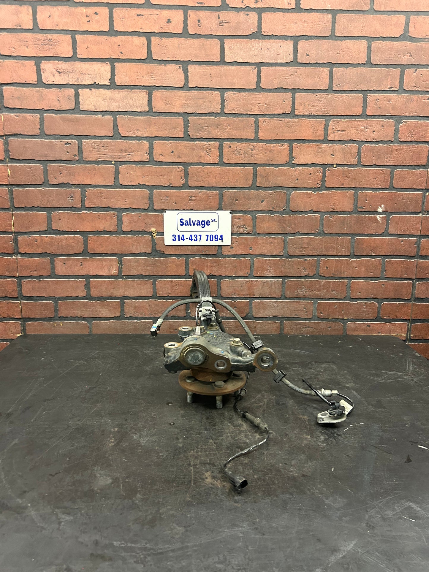 15 - 23 DODGE CHARGER CHALLENGER SCAT PACK OEM FRONT LEFT SPINDLE KNUCKLE