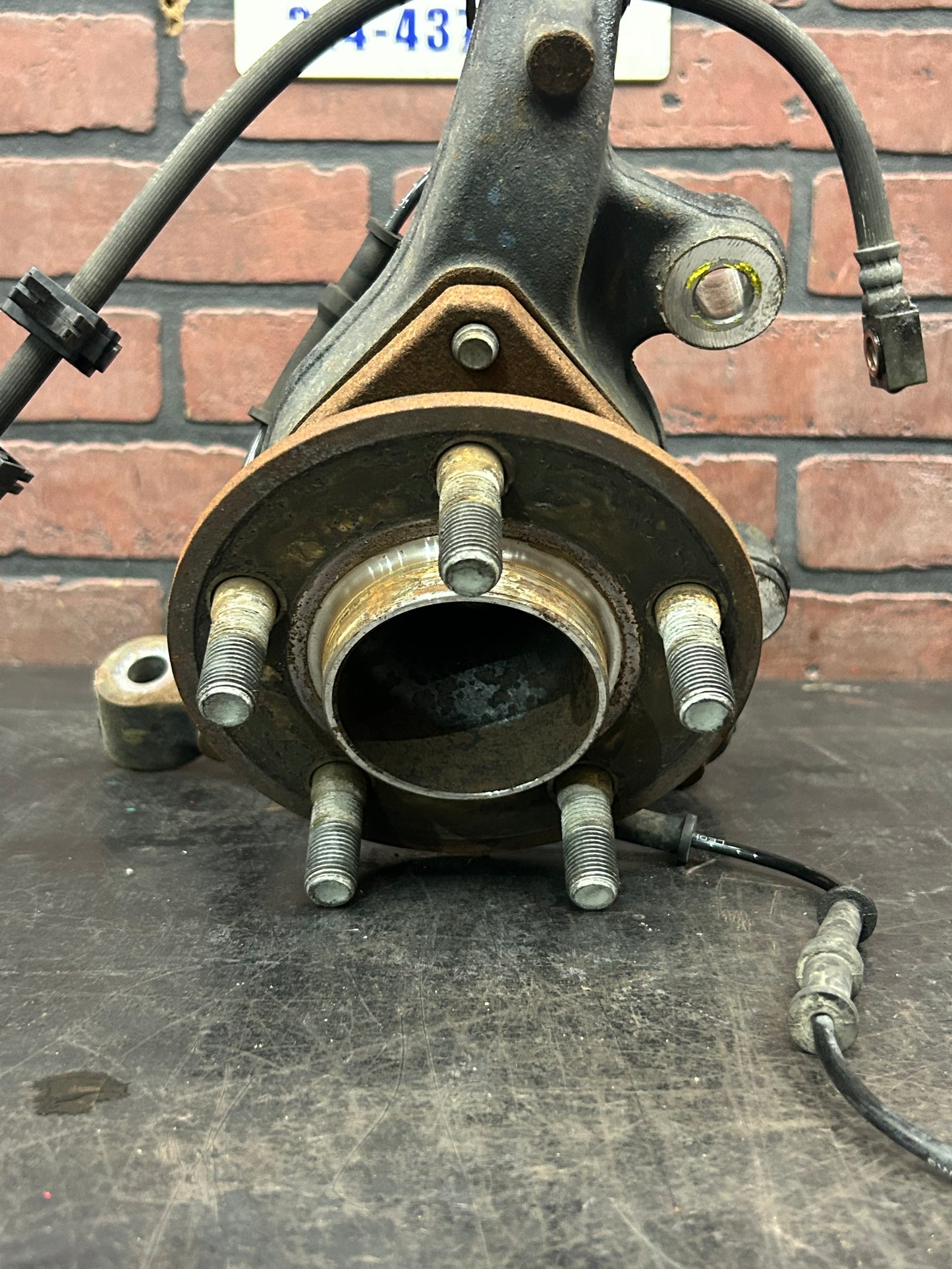 15 - 23 DODGE CHARGER CHALLENGER SCAT PACK OEM FRONT LEFT SPINDLE KNUCKLE