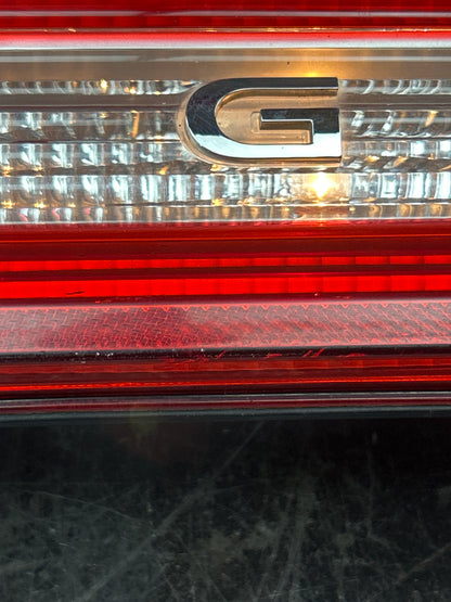 08-14 DODGE CHALLENGER REAR TRUNK LID CENTER TAILLIGHT LAMP PANEL OEM