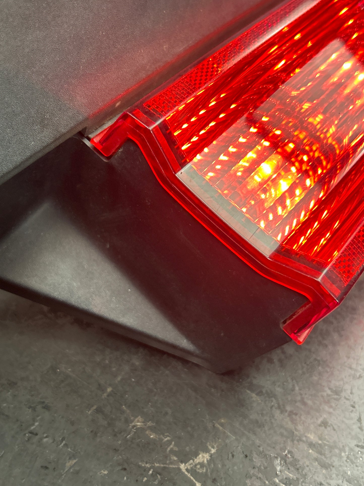 08-14 DODGE CHALLENGER REAR TRUNK LID CENTER TAILLIGHT LAMP PANEL OEM