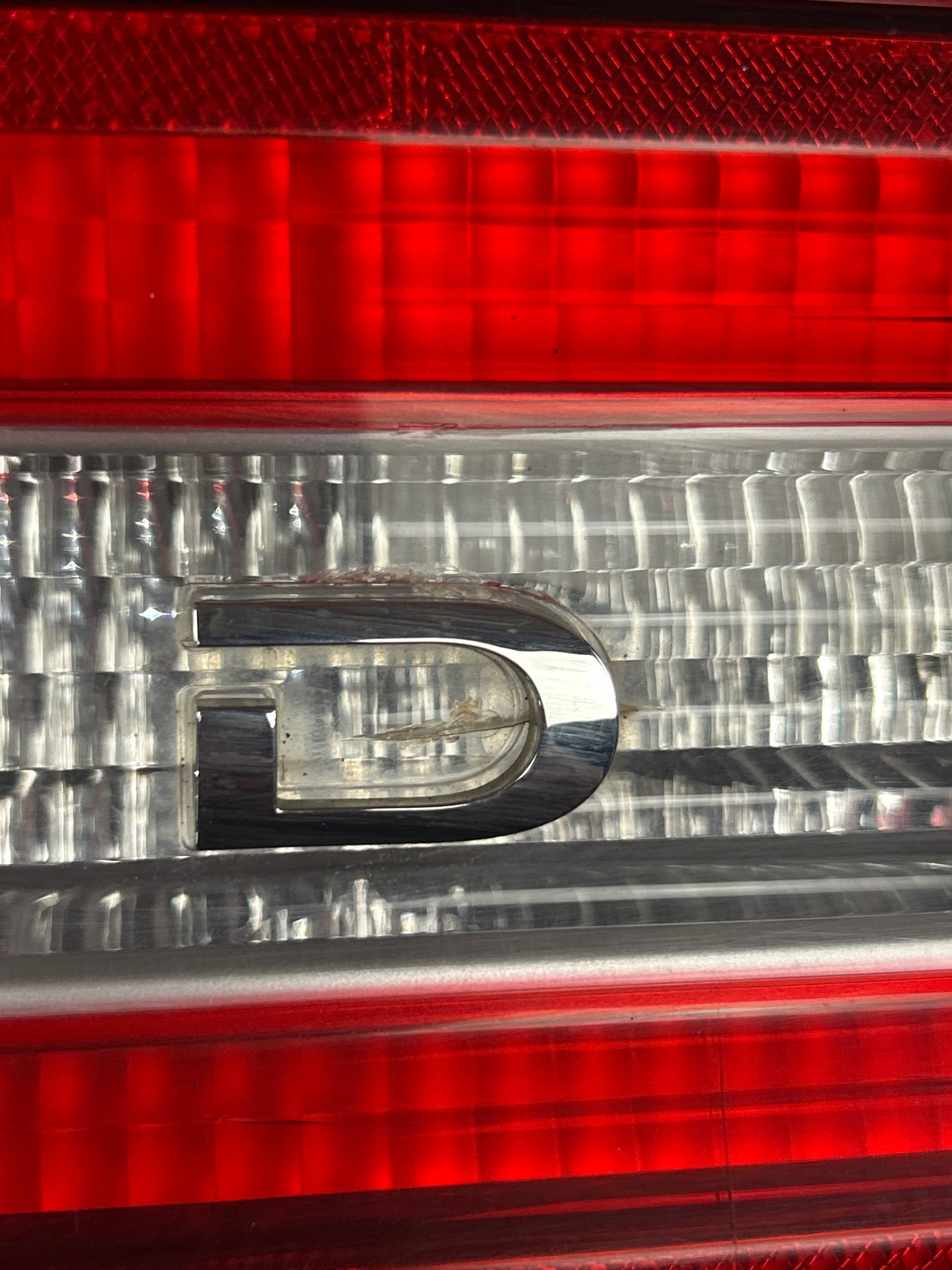 08-14 DODGE CHALLENGER REAR TRUNK LID CENTER TAILLIGHT LAMP PANEL OEM