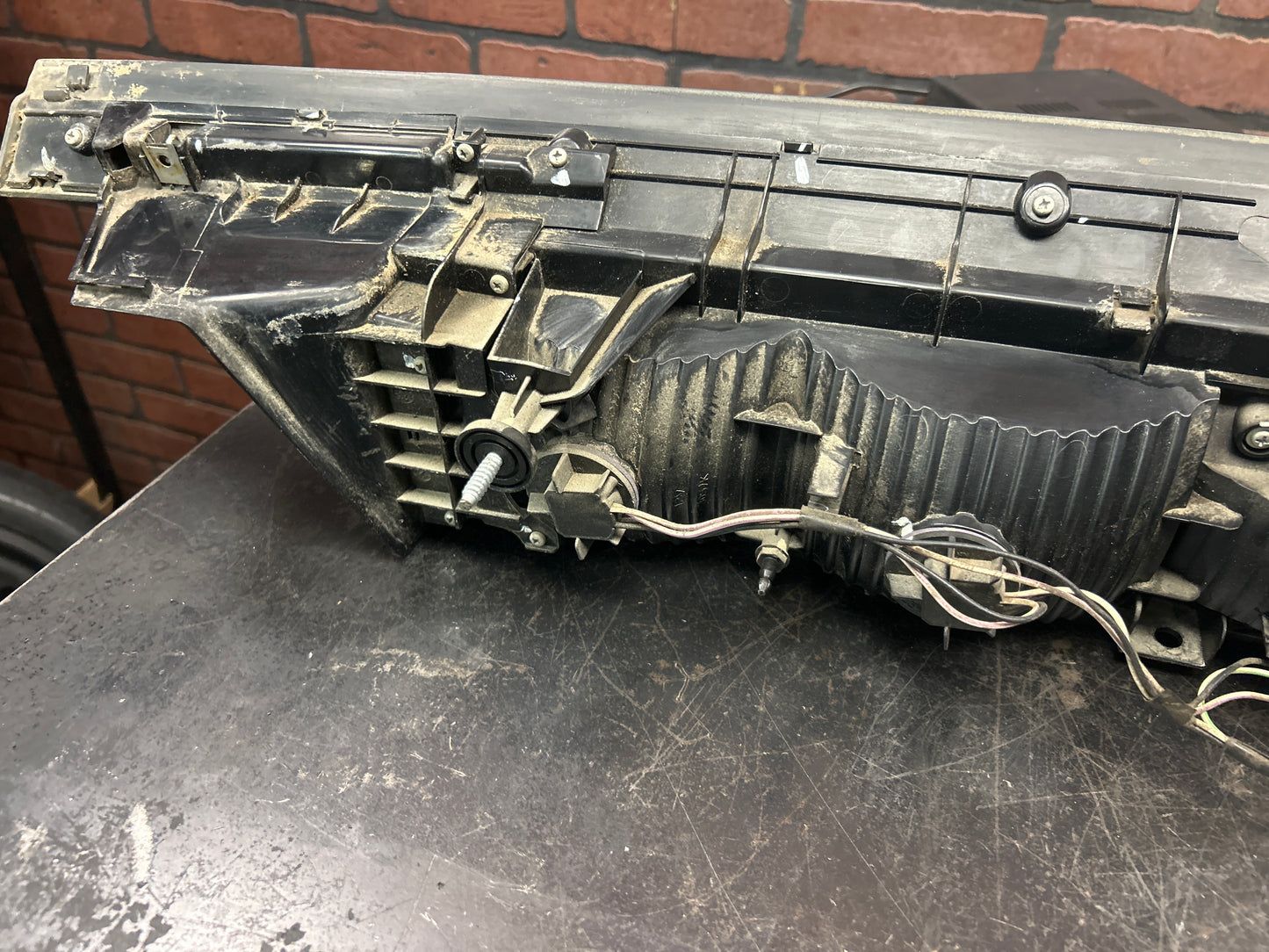 08-14 DODGE CHALLENGER REAR TRUNK LID CENTER TAILLIGHT LAMP PANEL OEM
