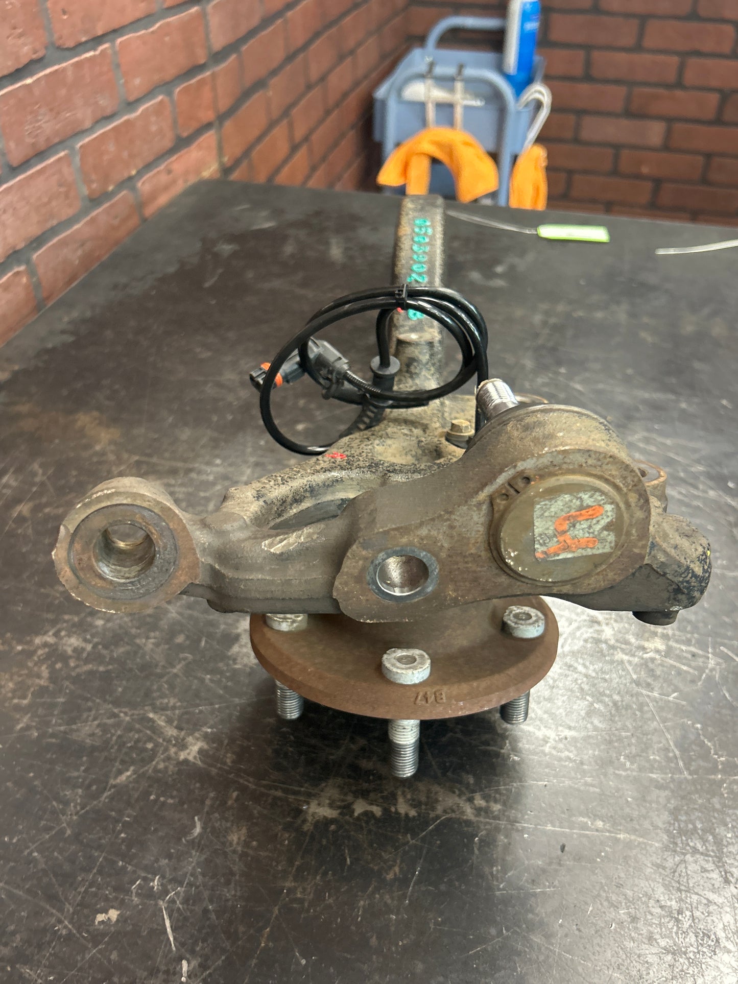 2008 - 2014 DODGE CHALLENGER SRT8 OEM FRONT RIGHT SUSPENSION SPINDLE KNUCKLE HUB