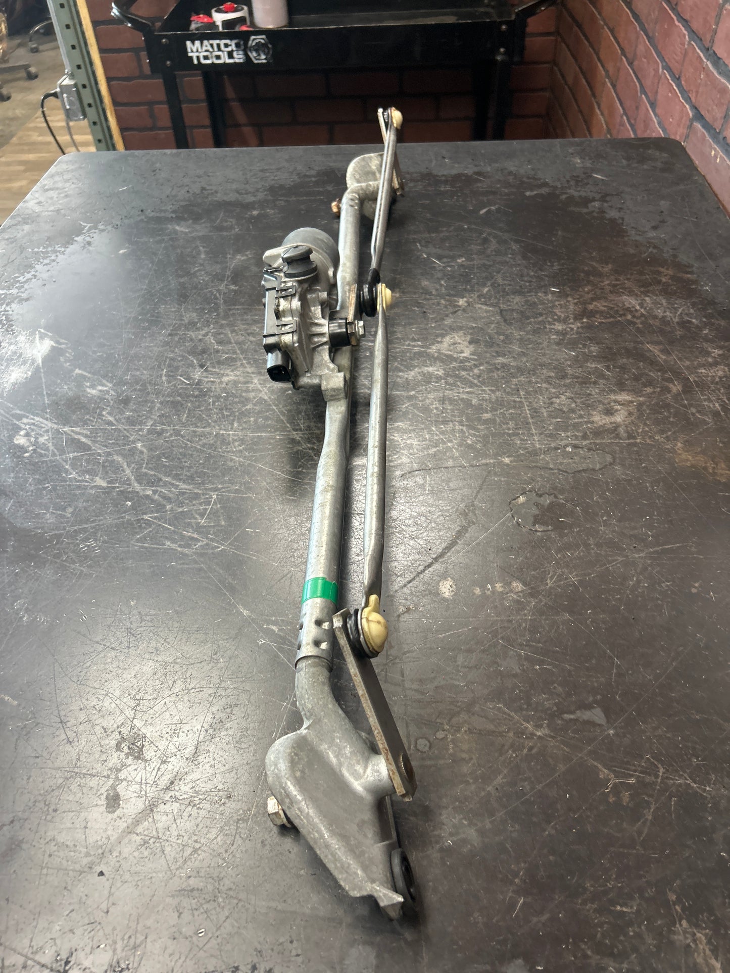 08-23 DODGE CHALLENGER WINDSHIELD WIPER LINKAGE W/ MOTOR OEM 05028756AB