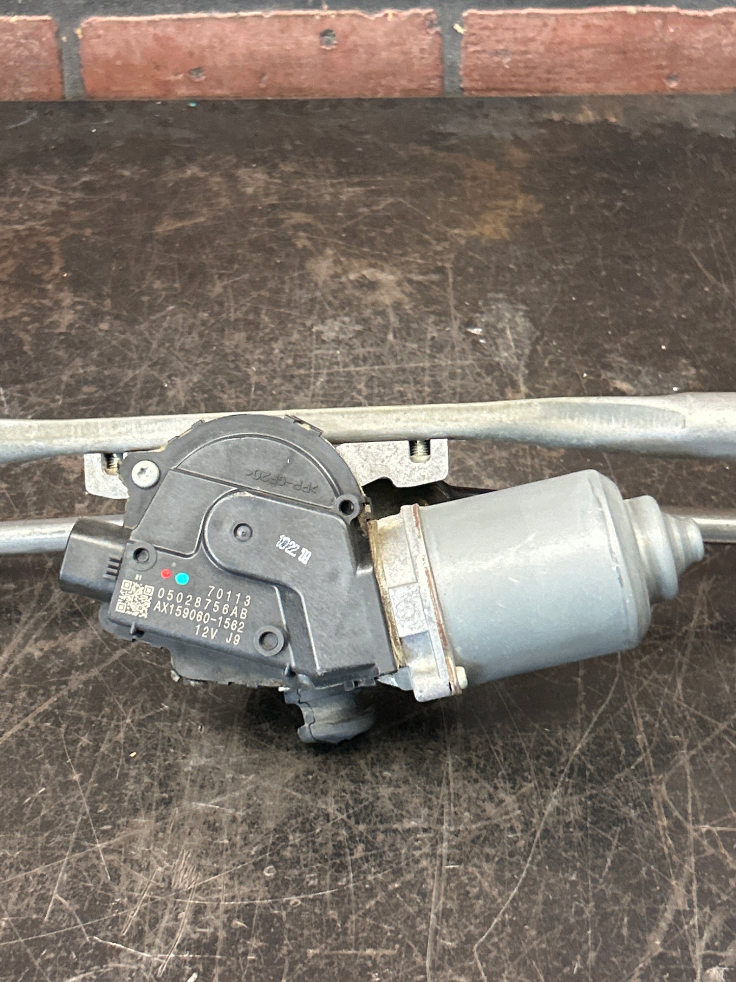 08-23 DODGE CHALLENGER WINDSHIELD WIPER LINKAGE W/ MOTOR OEM 05028756AB