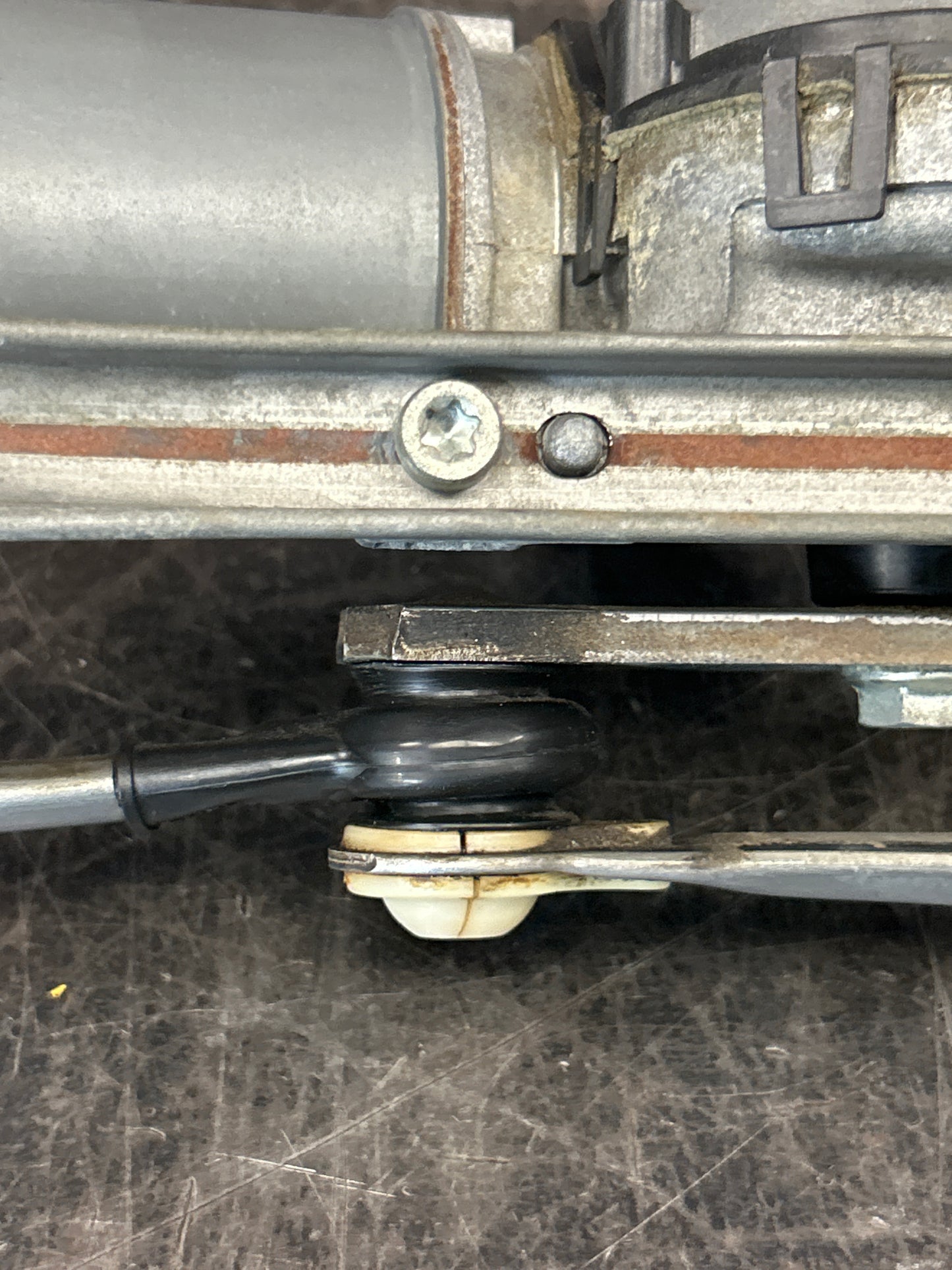 08-23 DODGE CHALLENGER WINDSHIELD WIPER LINKAGE W/ MOTOR OEM 05028756AB