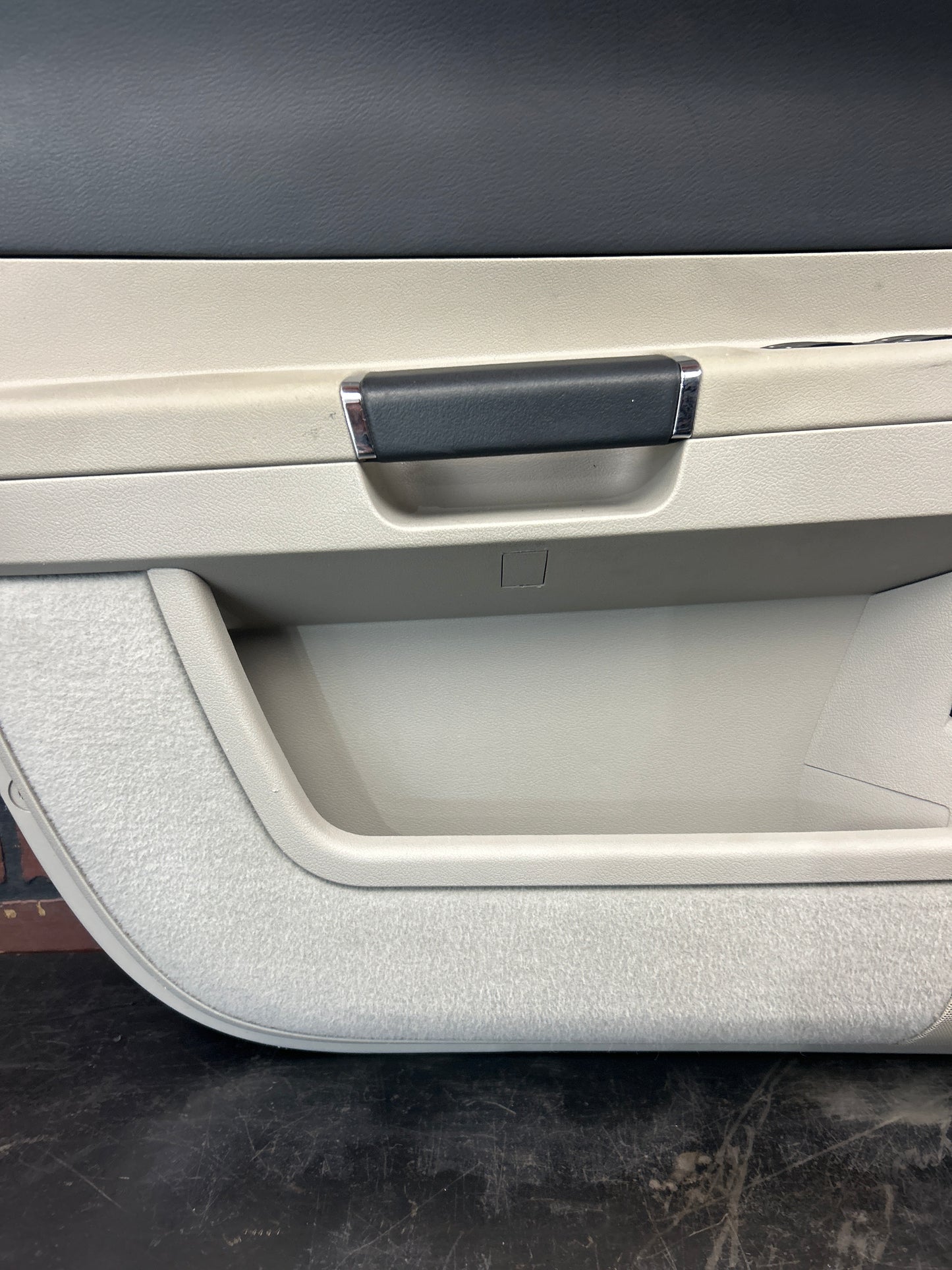 2005-2010 Chrysler 300 Front Driver LH Side Interior Door Panel 1al151d1af