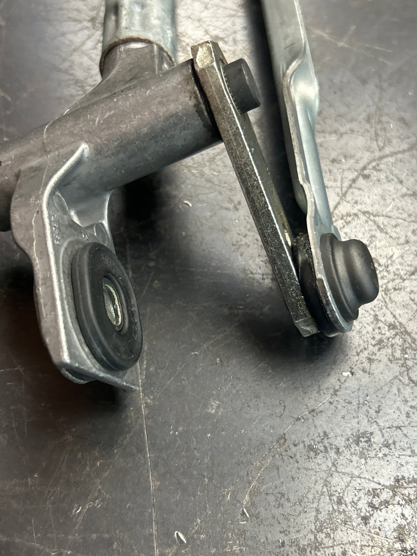 2011-2018 AUDI A8L QUATTRO FRONT WINDSHIELD WIPER WASHER LINKAGE W/ MOTOR OEM