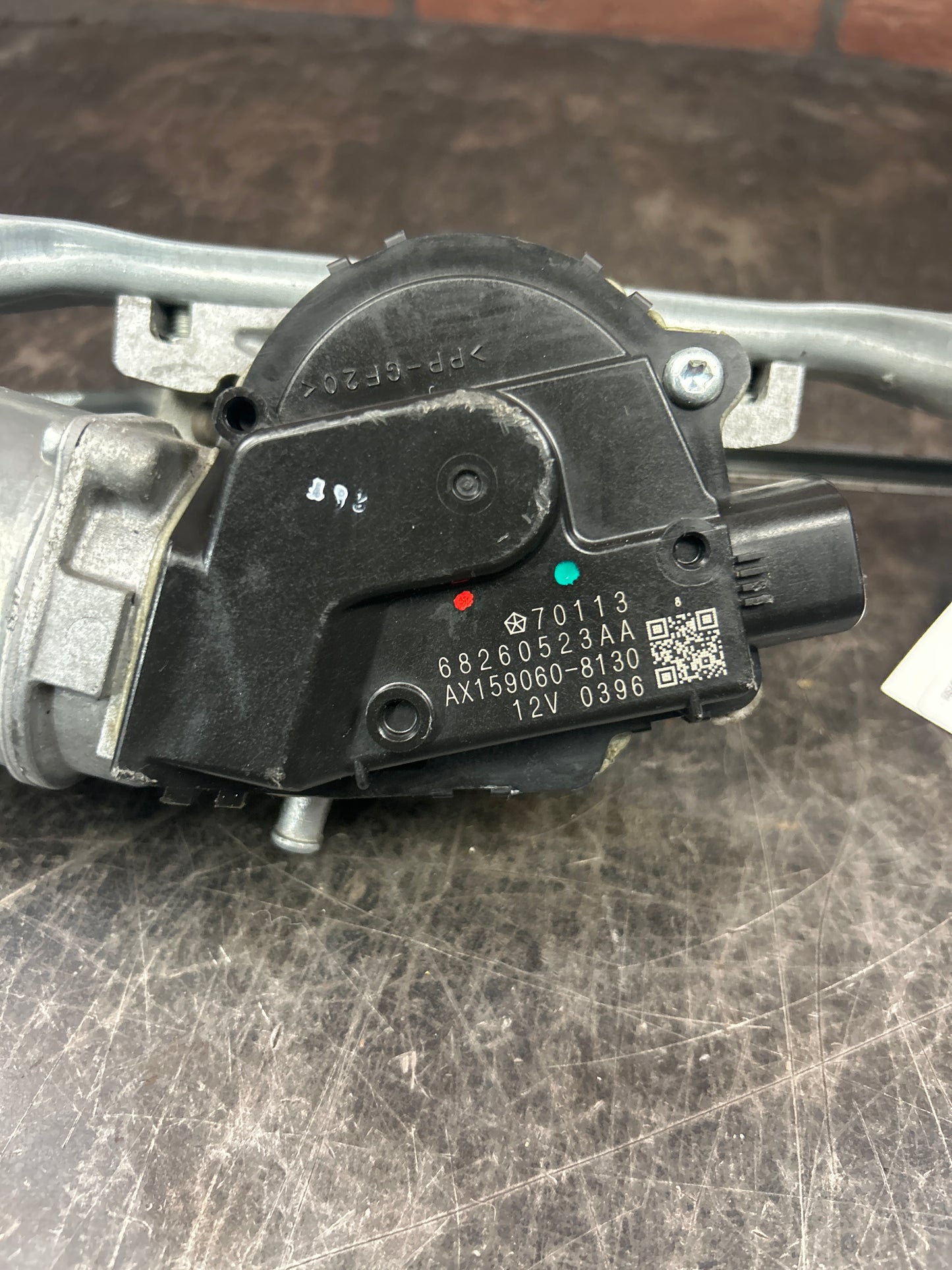 2016 - 2022 JEEP GRAND CHEROKEE WK FRONT WINDSHIELD WIPER LINKAGE W/ MOTOR OEM