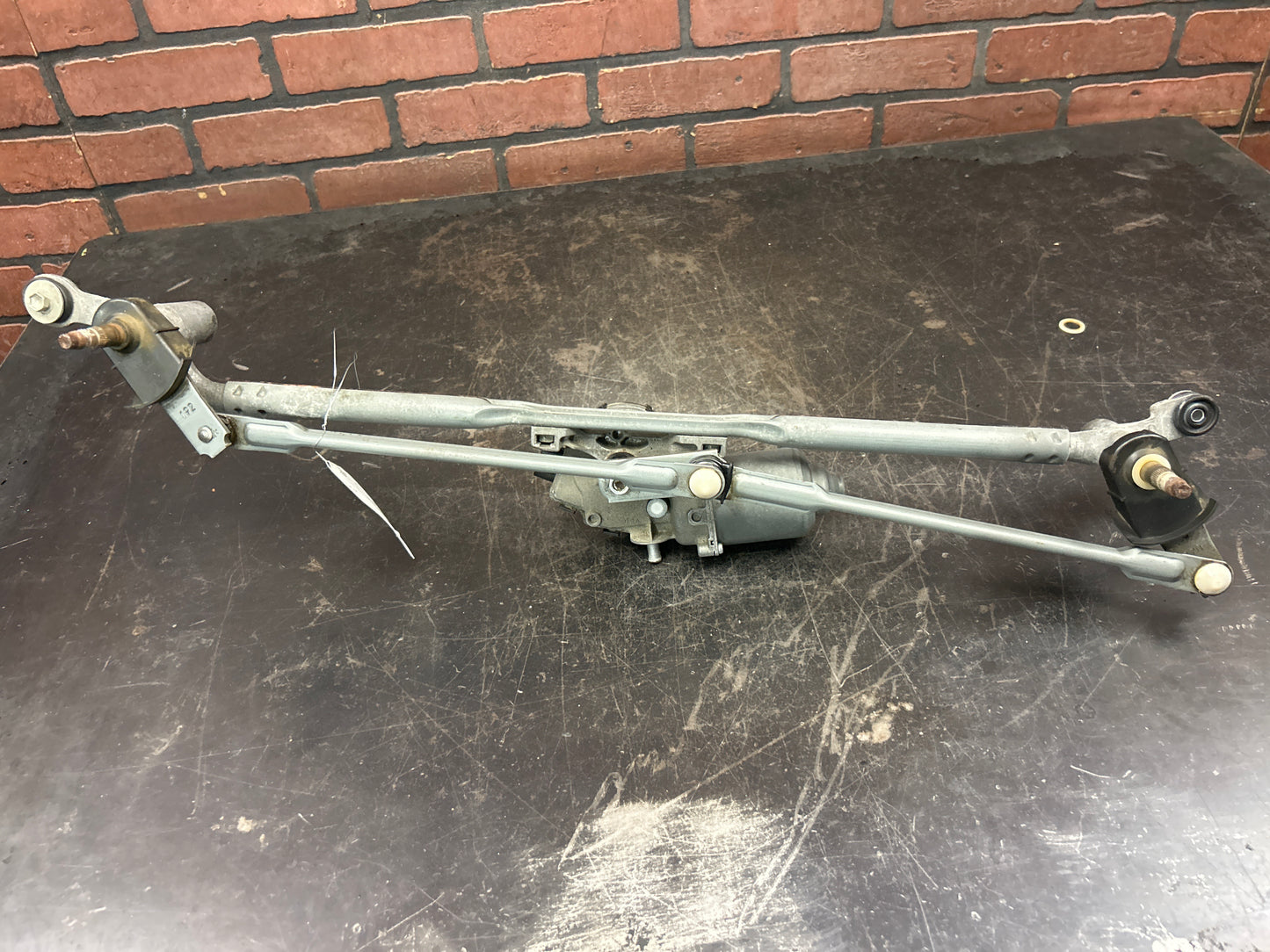 2016 - 2022 JEEP GRAND CHEROKEE WK FRONT WINDSHIELD WIPER LINKAGE W/ MOTOR OEM