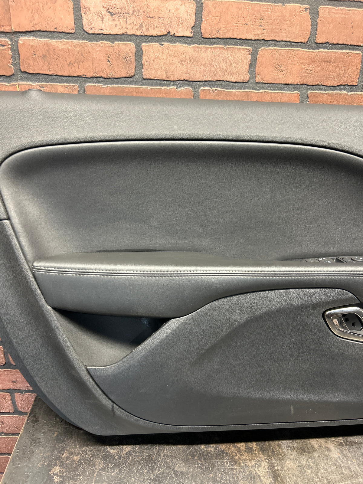 15-23 DODGE CHALLENGER HELLCAT F/LEFT INTERIOR DOOR PANEL 5SL773X9AH