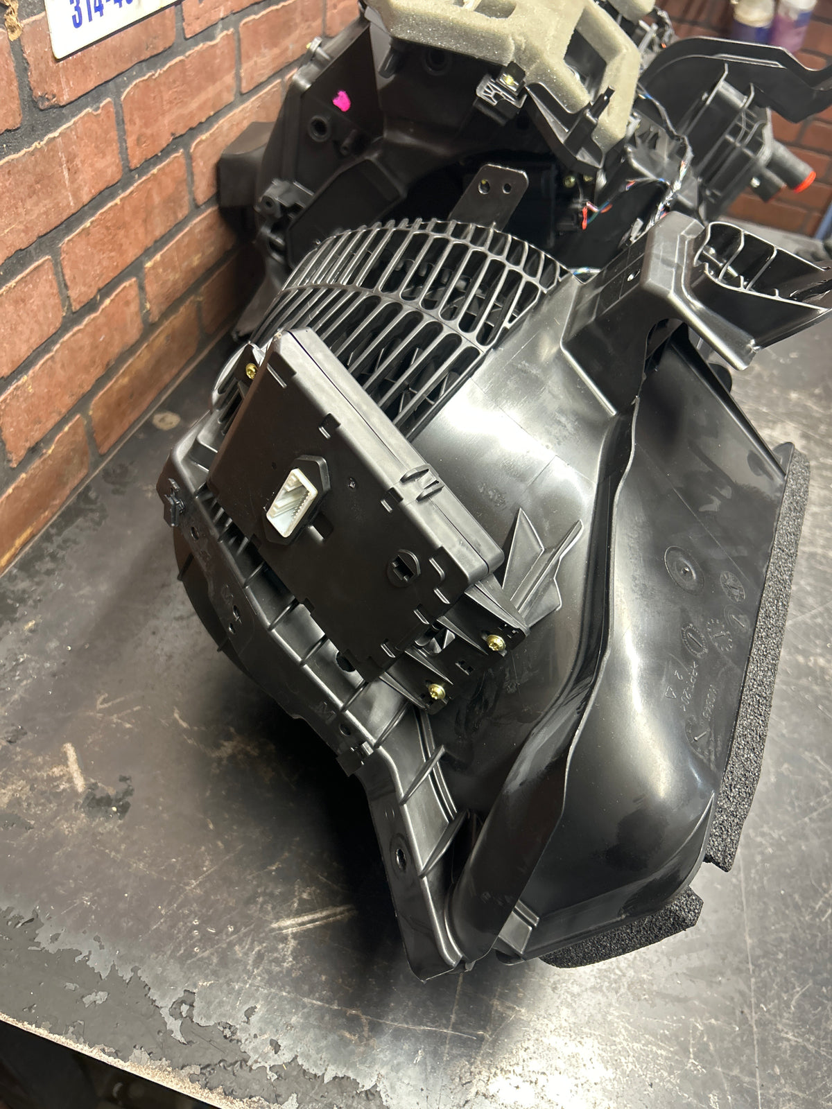 14-23 DODGE CHALLENGER HELLCAT HVAC A/C HEATER BLOWER HOUSING BOX ASSEMBLY OEM
