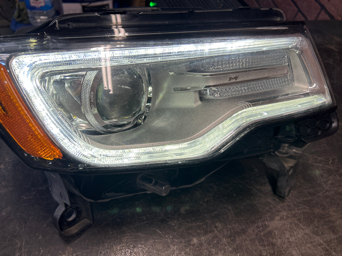 2014-2020 JEEP GRAND CHEROKEE XENON HEADLIGHT RIGHT PASSENGER  68144702AL OEM