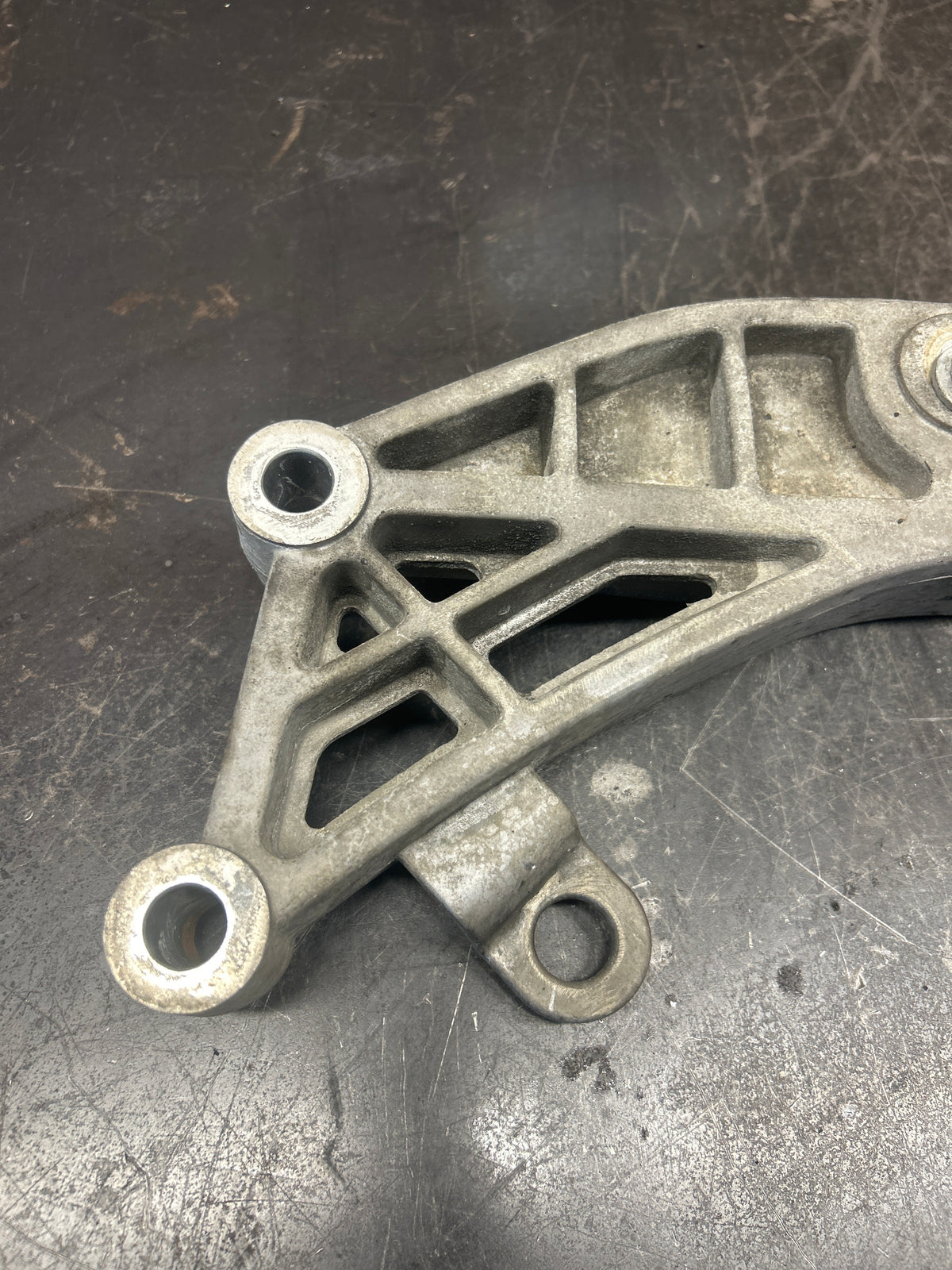 2015-2023 CHARGER/CHALLENGER/300 TRANSMISSION CROSSMEMBER CARRIER BRACE MOUNT