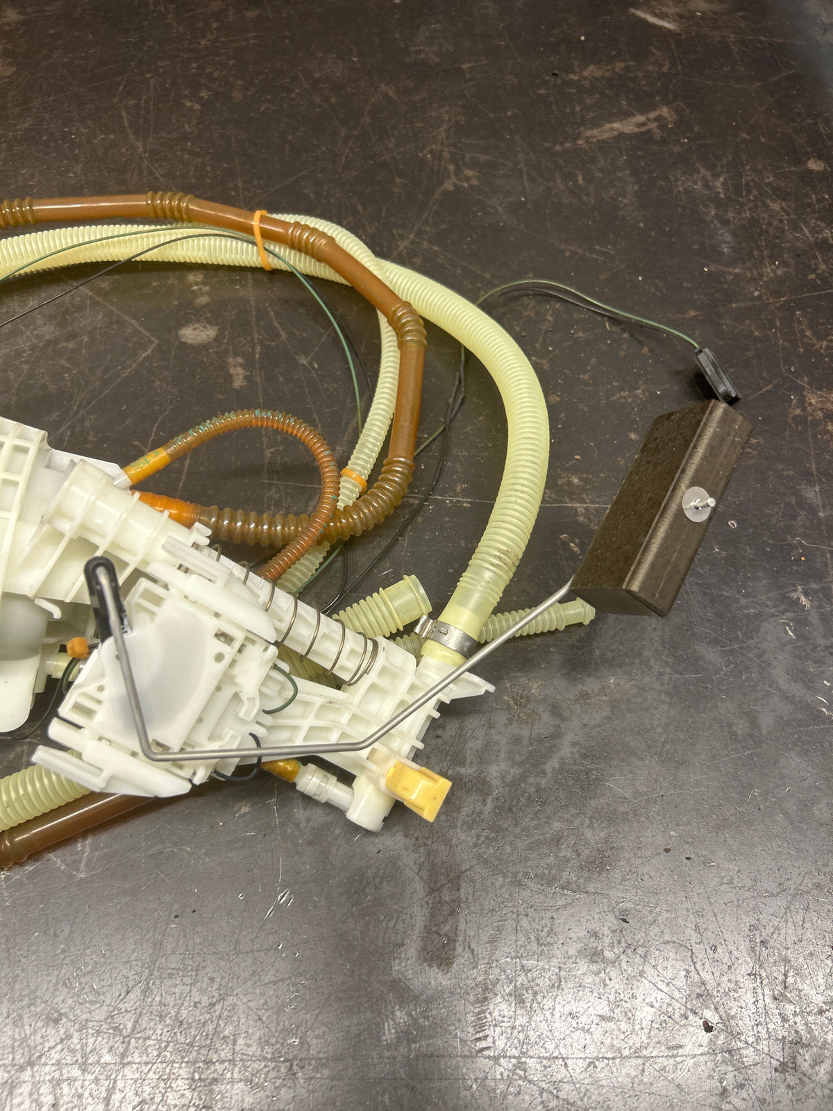 2015-2021 DODGE CHARGER SRT 6.4L V8 GASOLINE FUEL PUMP & LEVEL SENDING UNIT OEM