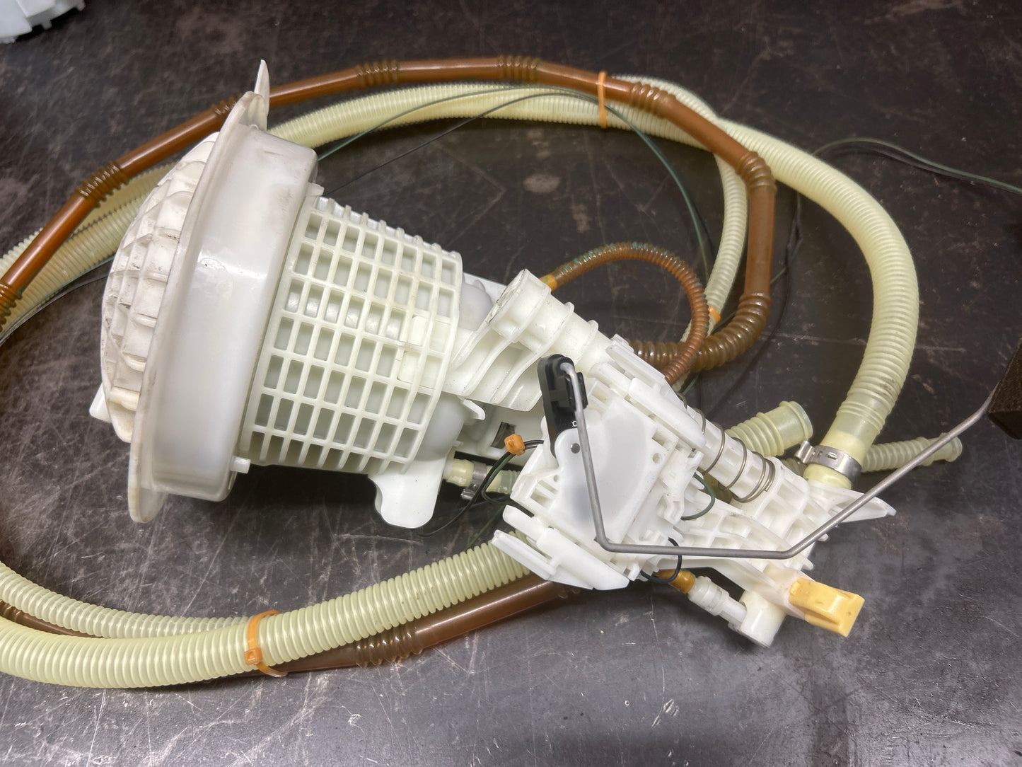 2015-2021 DODGE CHARGER SRT 6.4L V8 GASOLINE FUEL PUMP & LEVEL SENDING UNIT OEM