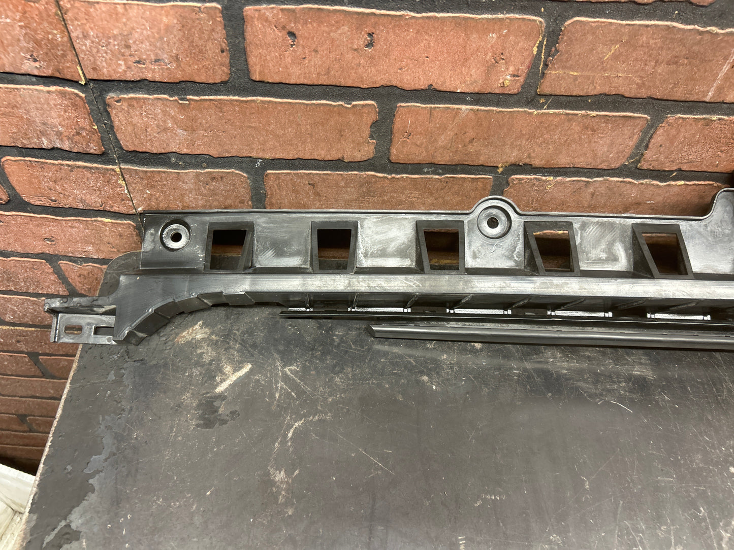 15-23 DODGE CHARGER REAR BUMPER COVER CENTER MOUNT BRACKET SUPPORT 68226564AB