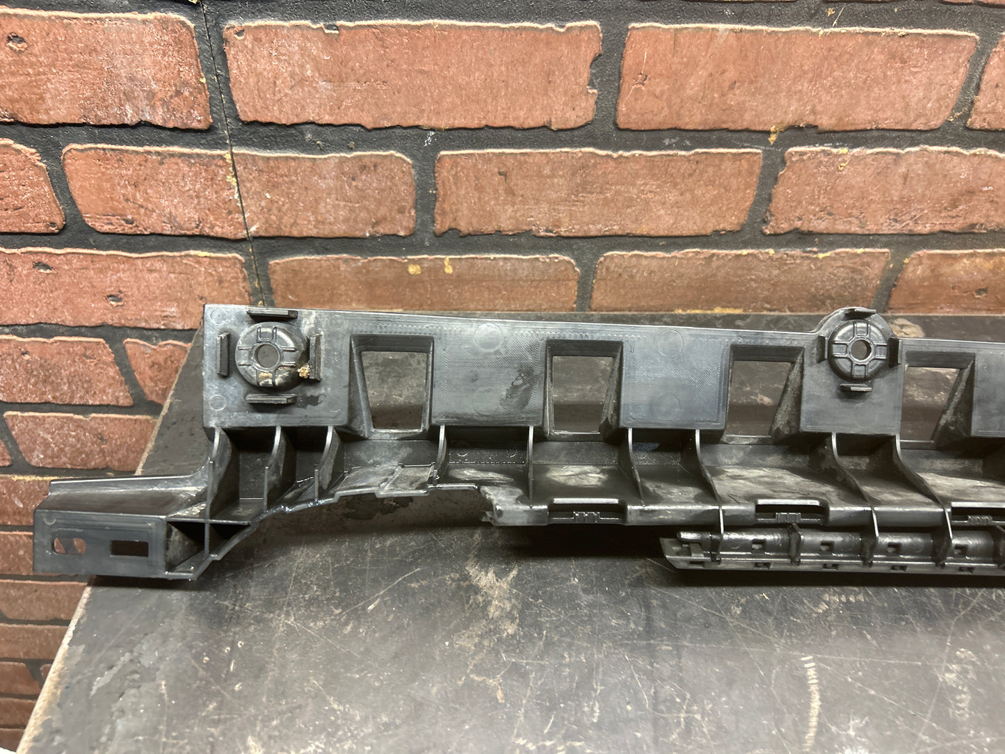 15-23 DODGE CHARGER REAR BUMPER COVER CENTER MOUNT BRACKET SUPPORT 68226564AB