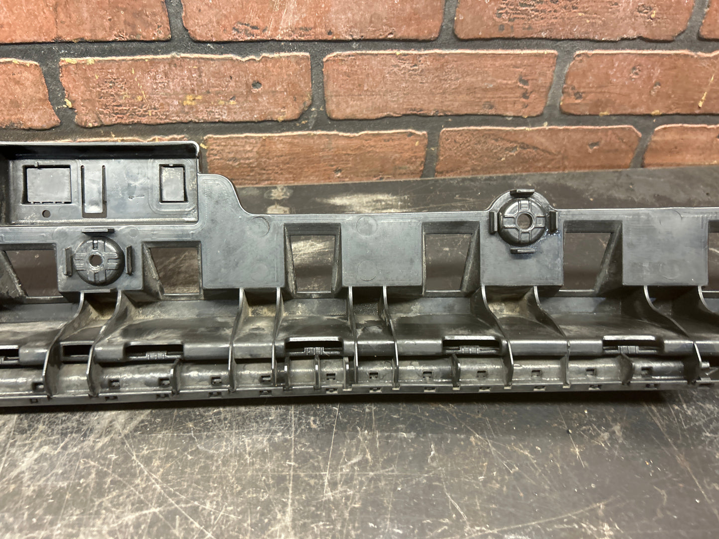 15-23 DODGE CHARGER REAR BUMPER COVER CENTER MOUNT BRACKET SUPPORT 68226564AB