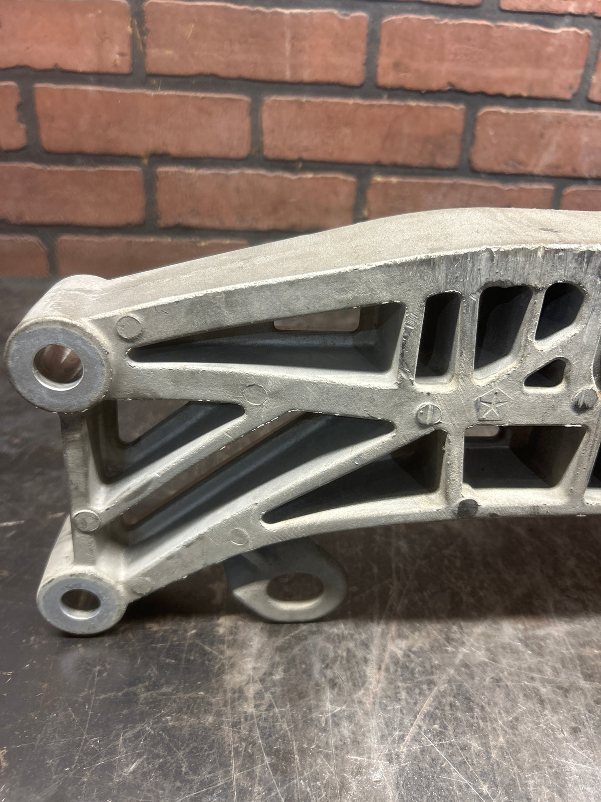 15-23 Dodge Charger/Challenger/300 Auto RWD Tranny Cross-Member Bracket OEM
