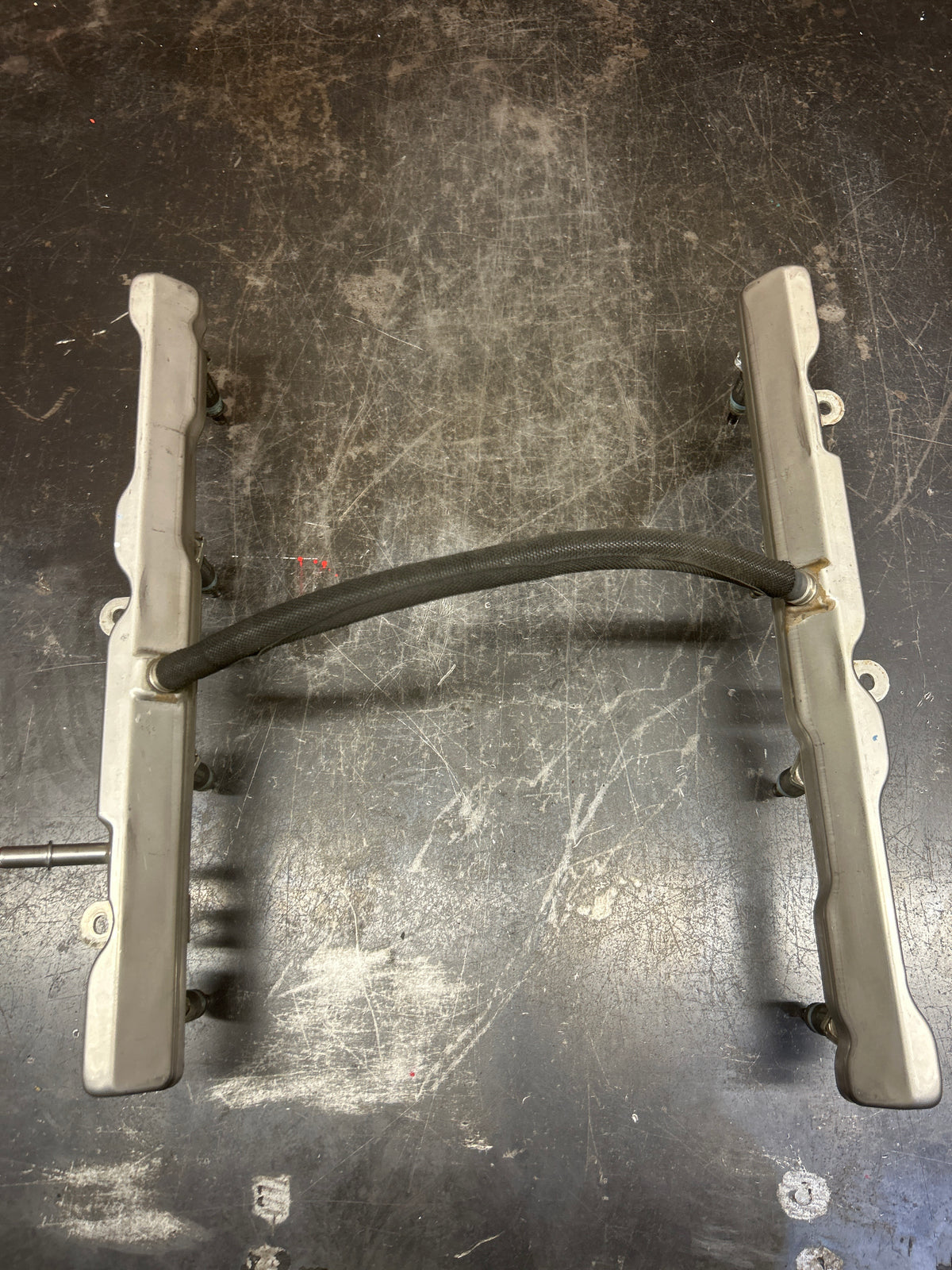 Mopar Dodge Chrysler 6.4L 392 SRT OEM Engine Fuel Rail & Injectors 05038530AB