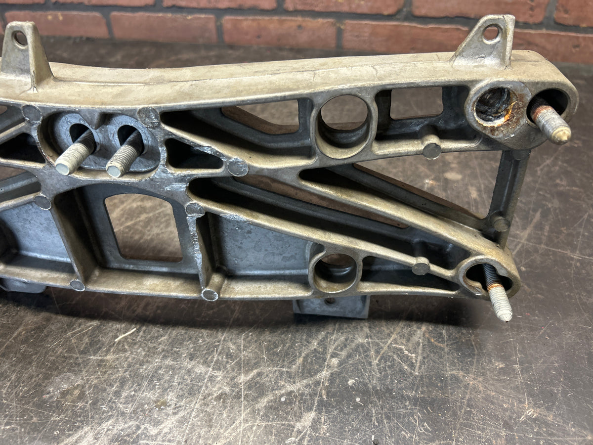 05-14 CHRYSLER DODGE 300 CHARGER CHALLENGER TRANSMISSION MOUNT BRACKET OEM